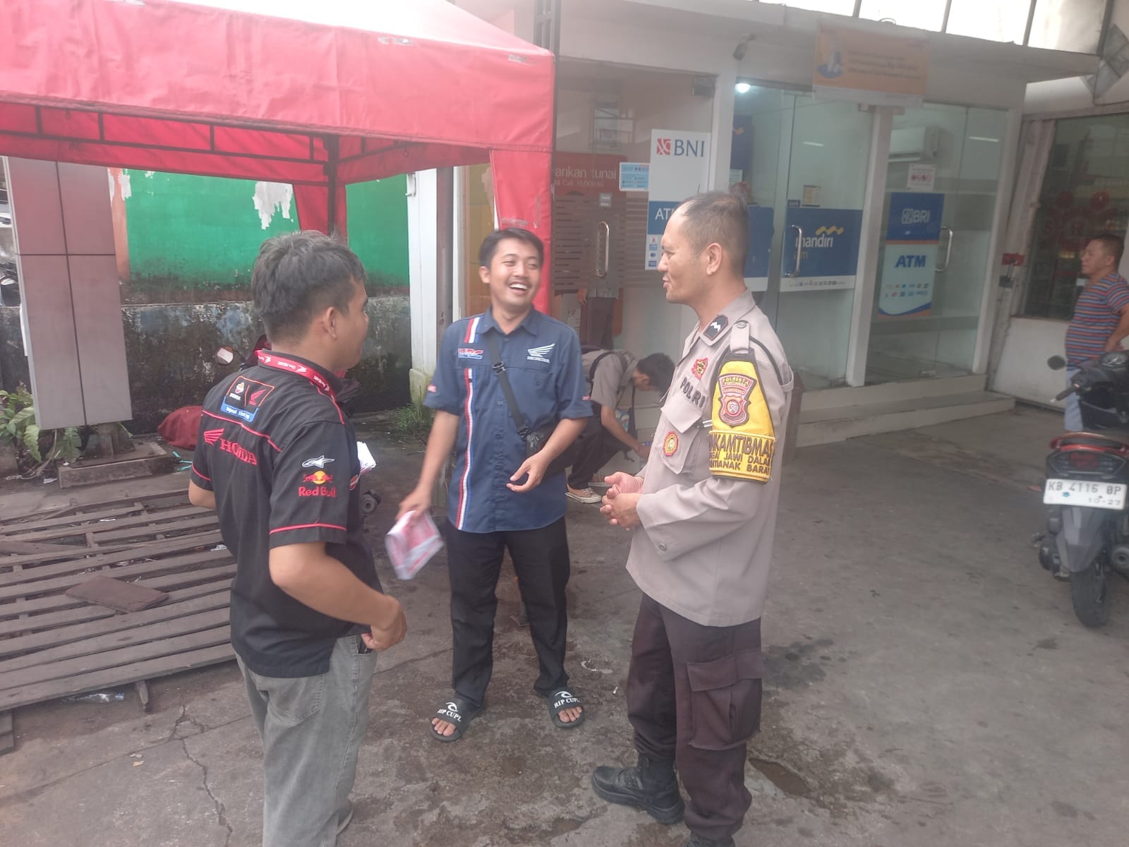 Perkuat Kewaspadaan Warga, Bhabinkamtibmas Sei Jawi Dalam Berikan Imbauan Kamtibmas dari Pintu ke Pintu