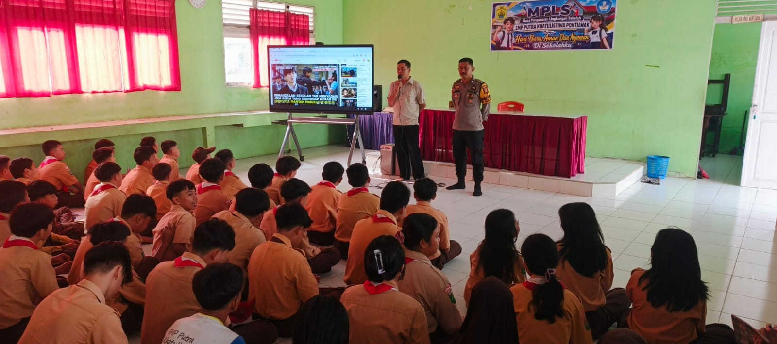 Bhabinkamtibmas Siantan Hilir Berikan Imbauan Antiperundungan kepada Siswa dalam Kegiatan MPLS