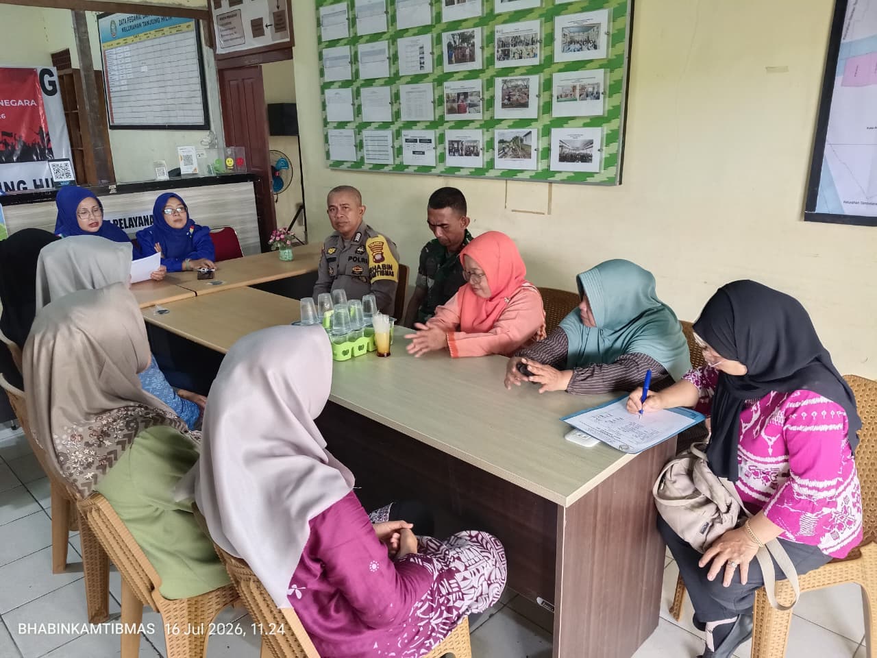 Pererat Kemitraan, Bhabinkamtibmas Tanjung Hilir dan Babinsa Hadir dalam Pertemuan PKK