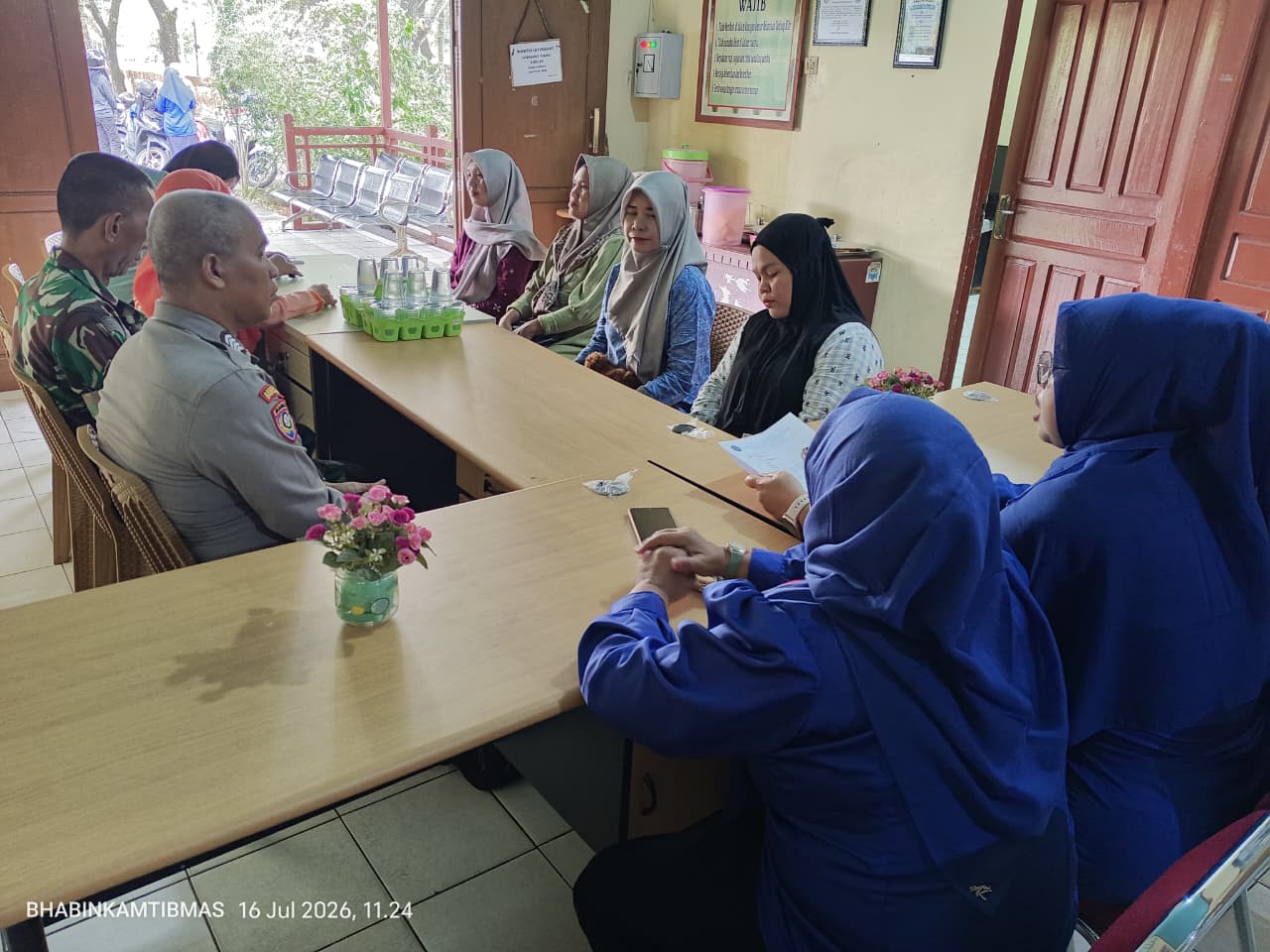 Bhabinkamtibmas Tanjung Hilir Bersama Babinsa Hadiri Kegiatan PKK, Perkuat Sinergi dengan Masyarakat