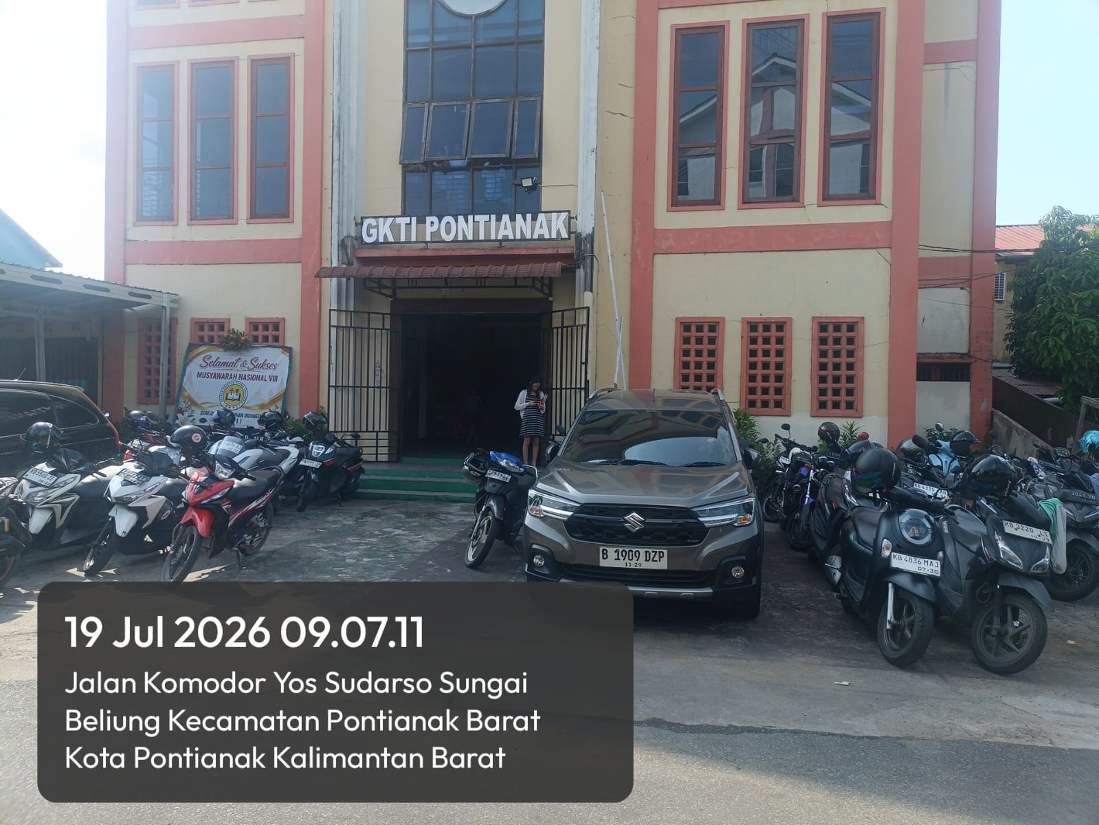 Hadir Berikan Rasa Aman, Personel Polsek Pontianak Barat Kawal Pelaksanaan Ibadah Minggu di Gereja