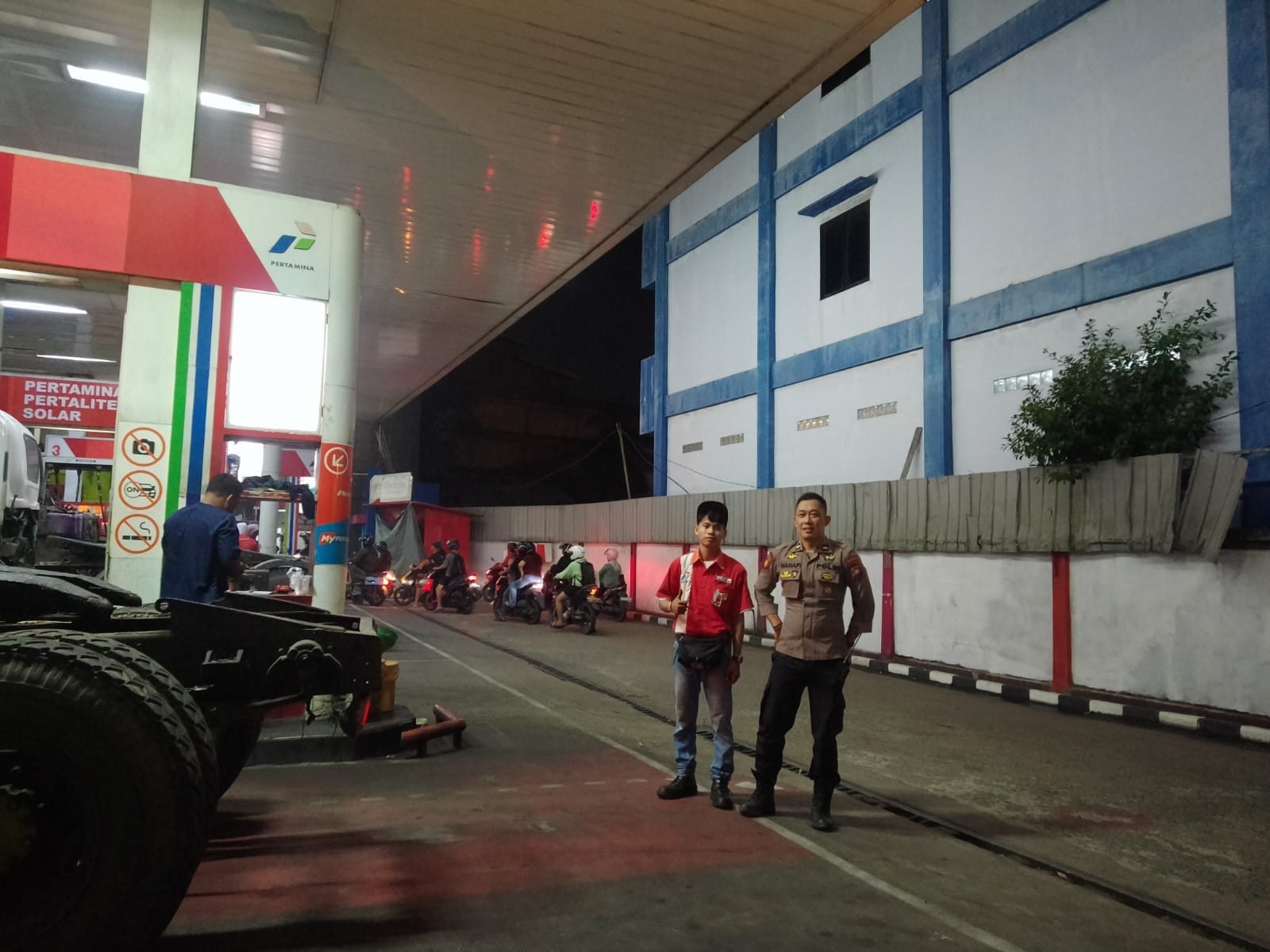 Patroli Dialogis di SPBU, Personel Enggang Polsek Pontianak Barat Imbau Warga Tetap Tenang Hadapi Isu BBM
