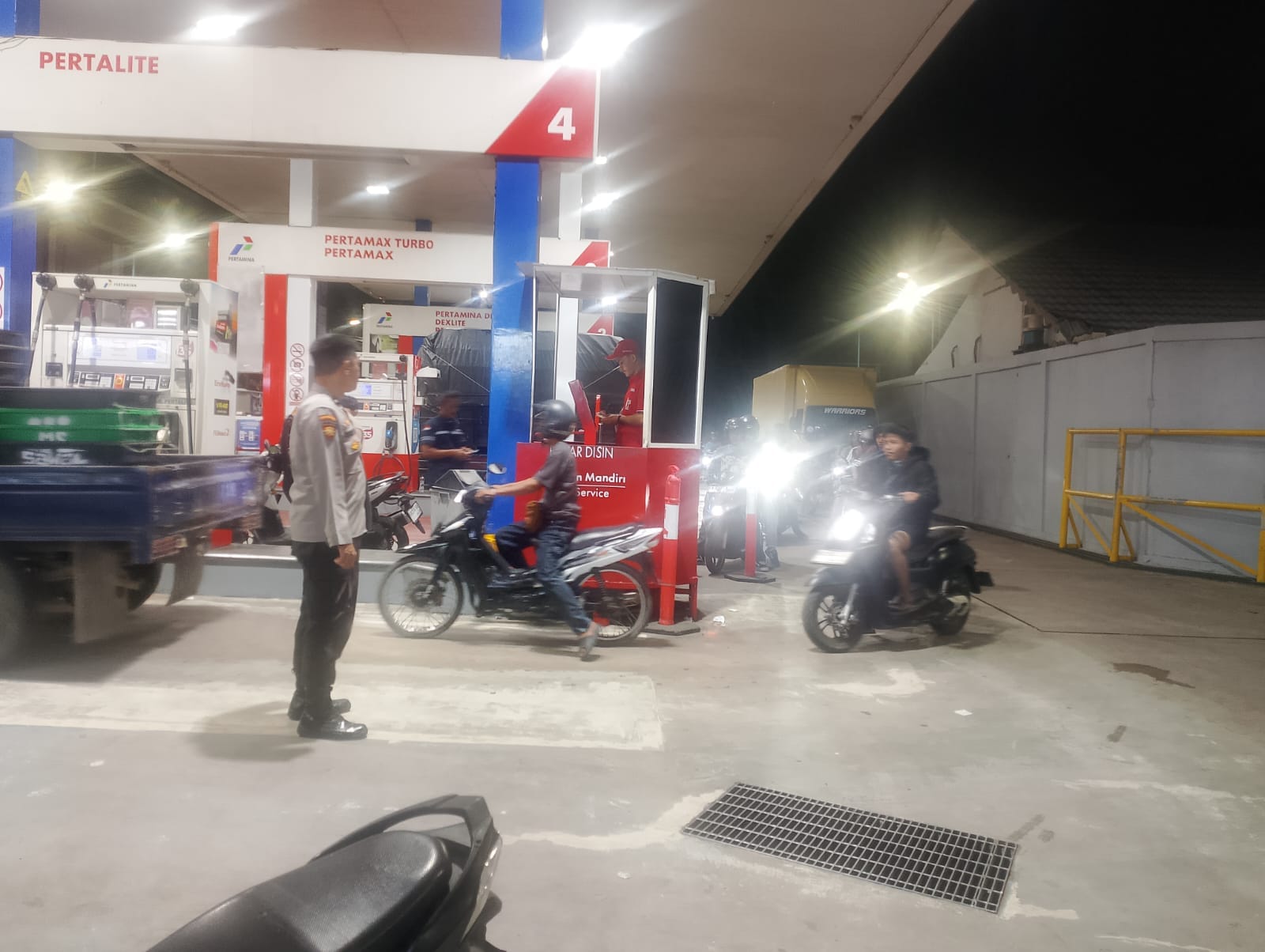 Monitoring Stok BBM di SPBU, Personel Patroli Enggang Polsek Pontianak Utara Gencarkan Himbauan Kamtibmas