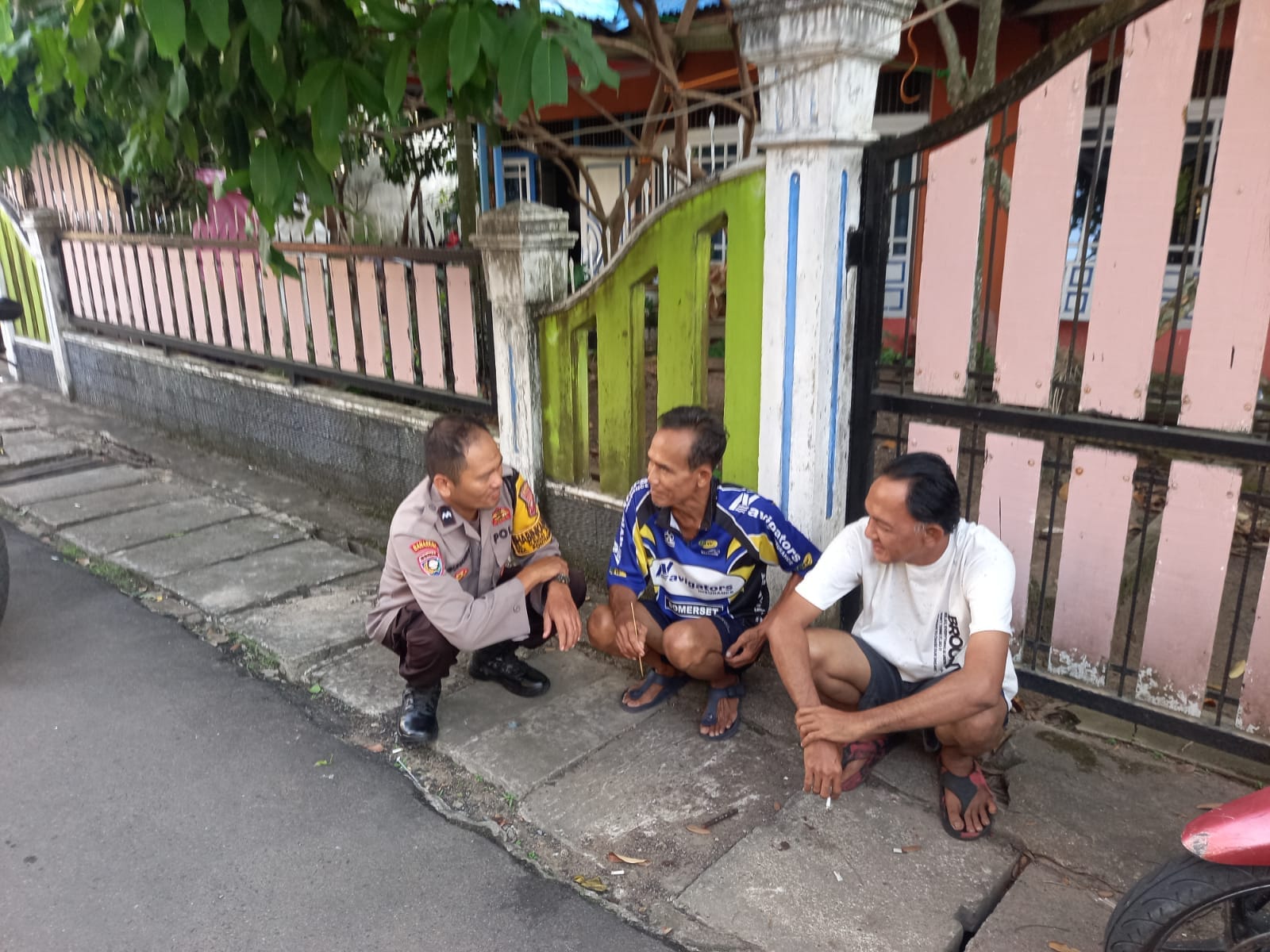 Bhabinkamtibmas Sei Jawi Dalam Intensifkan Sambang DDS, Ingatkan Warga Waspada Penipuan dan Hoaks di Media Sosial