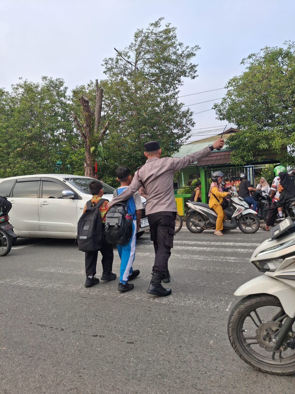 Cegah Kemacetan dan Laka Lantas, Personel Polsek Pontianak Barat Intensifkan Strong Point Pagi