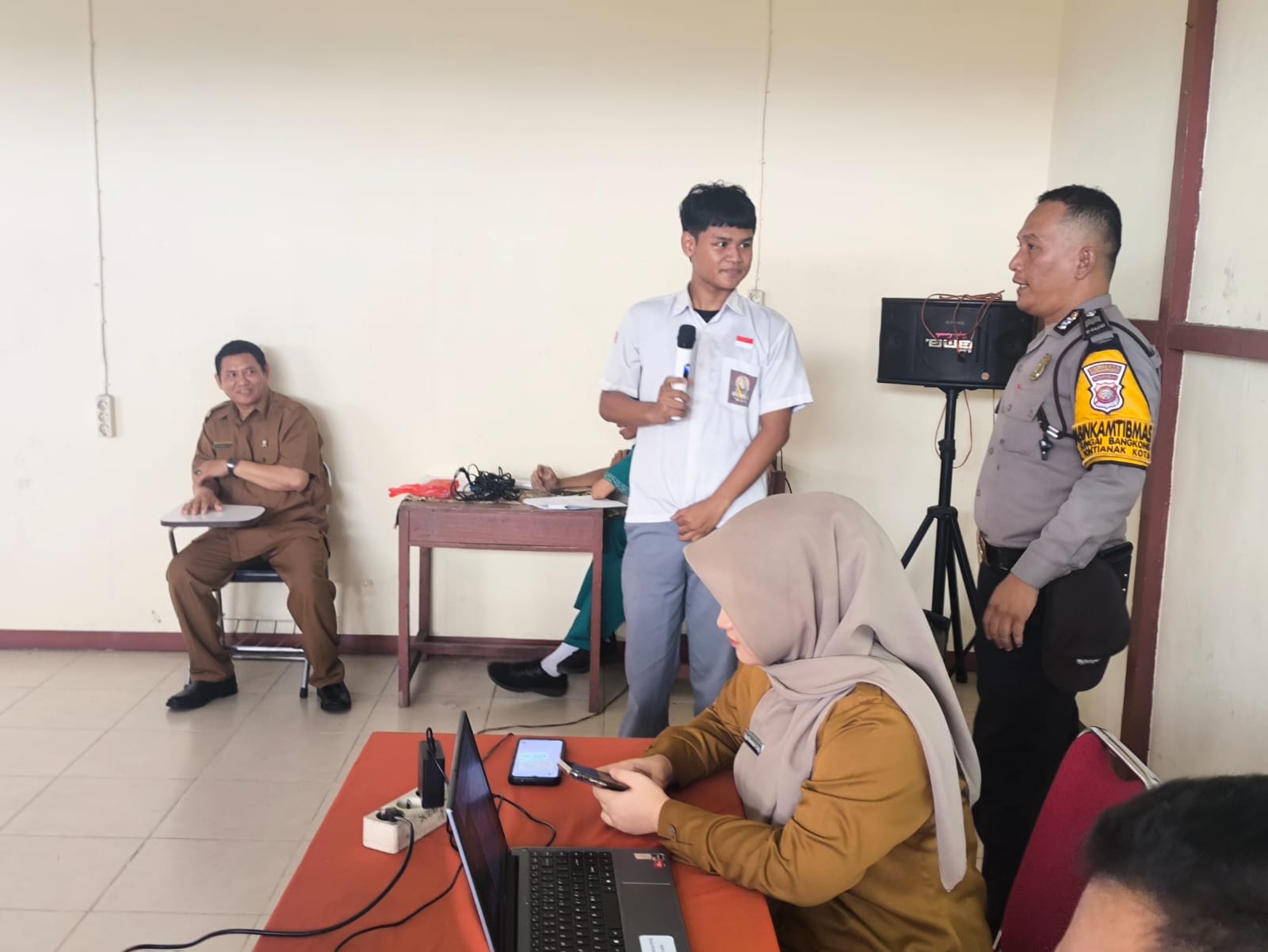 Masa Pengenalan Siswa, Bhabinkamtibmas Polsek Pontianak Kota Sosialisasikan Bahaya Narkoba dan Kenakalan Remaja