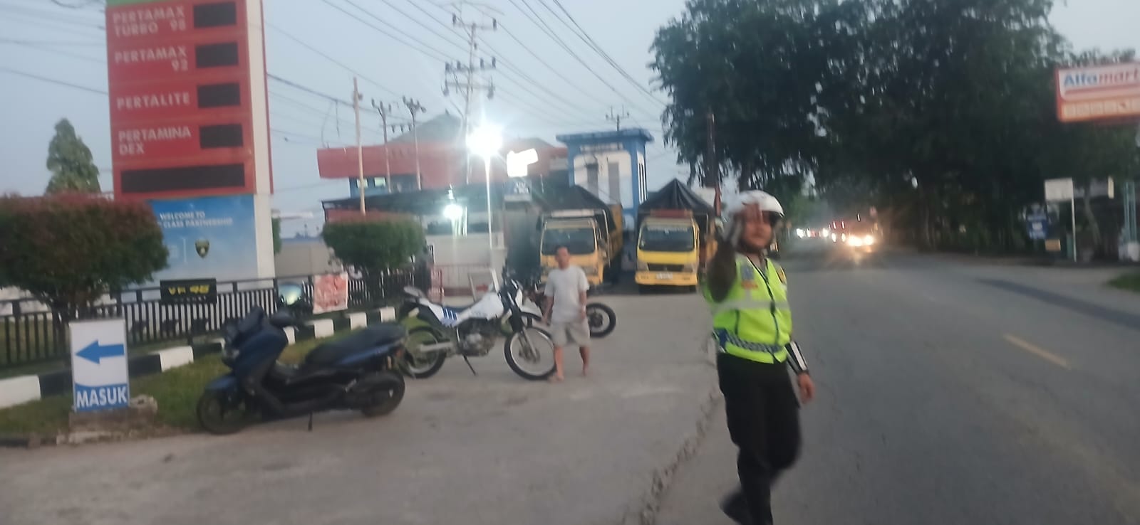 Personel Polsek Pontianak Utara Sigap Atur Arus Lalu Lintas di Sekitar SPBU Saat Antrean Truk Mengular