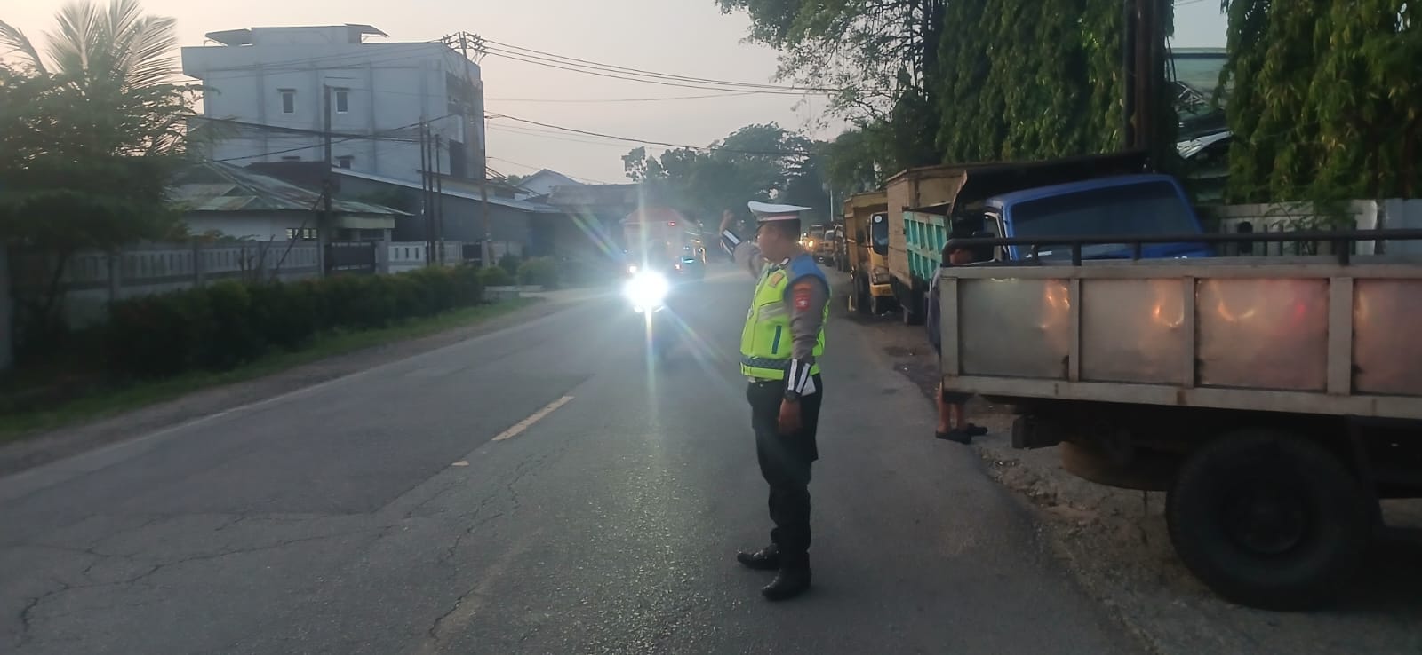 Antrean Truk Isi BBM Meningkat, Personel Polsek Pontianak Utara Hadir Jaga Kelancaran Arus Lalu Lintas