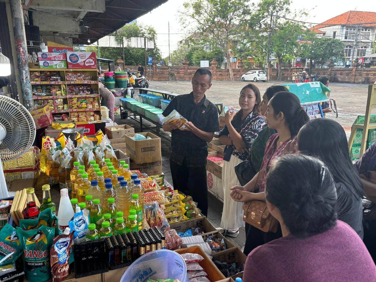Sidak Pasar Kreneng, Satgas Saber Pangan Polda Bali Pastikan Pedagang Patuhi Aturan Harga