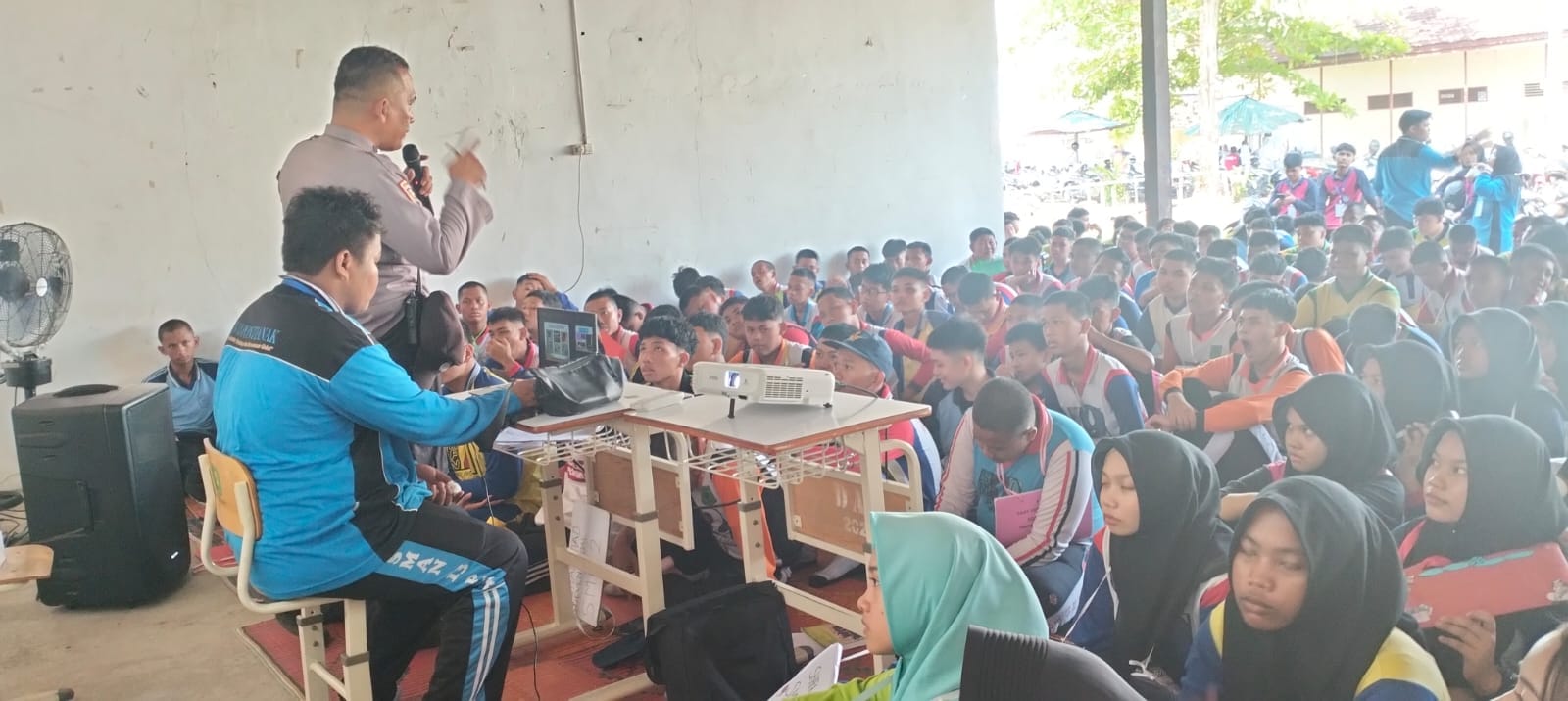 MPLS Jadi Momentum, Bhabinkamtibmas Polsek Pontianak Kota Sampaikan Pesan Kamtibmas di SMAN 13 Pontianak