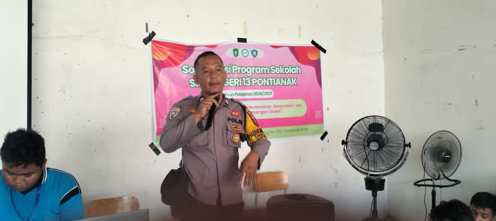Tanamkan Kesadaran Hukum Sejak Dini, Bhabinkamtibmas Polsek Pontianak Kota Edukasi Siswa Baru SMAN 13