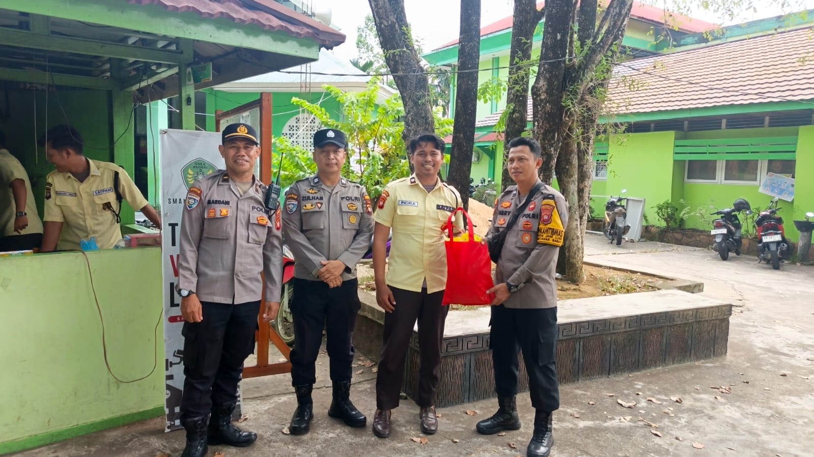 Personel Binmas Polsek Pontianak Barat Salurkan Bantuan Sarana Kontak kepada Petugas Security Sekolah dan Petugas Parkir.