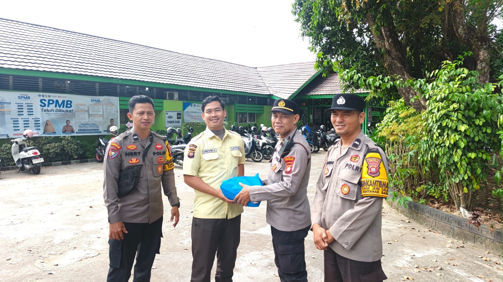 Pererat Kemitraan, Binmas Polsek Pontianak Barat Berikan Sarana Kontak kepada Security Sekolah dan Petugas Parkir