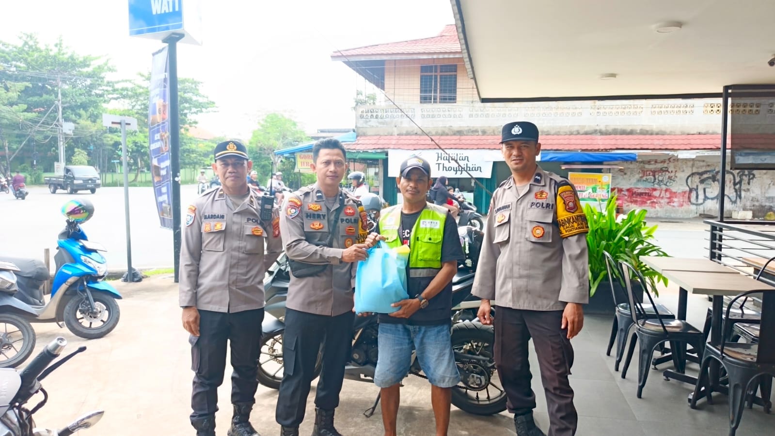 Binmas Polsek Pontianak Barat Dukung Tugas Security Sekolah dan Petugas Parkir melalui Penyaluran Sarana Kontak