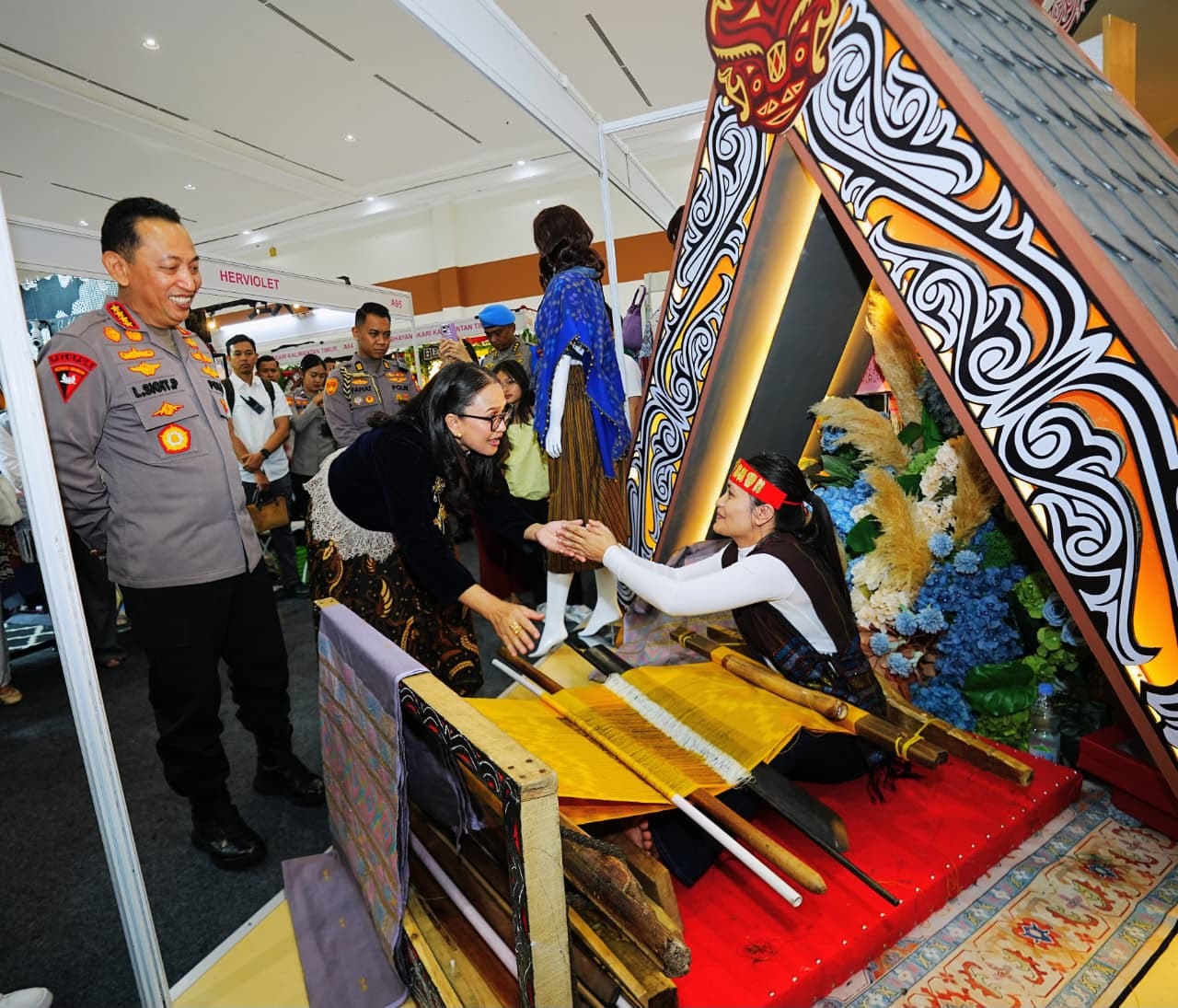 Tinjau Bazar Kreasi Bhayangkari Nusantara 2026, Kapolri dan Ketua Umum Bhayangkari Dukung Pemberdayaan UMKM Lokal