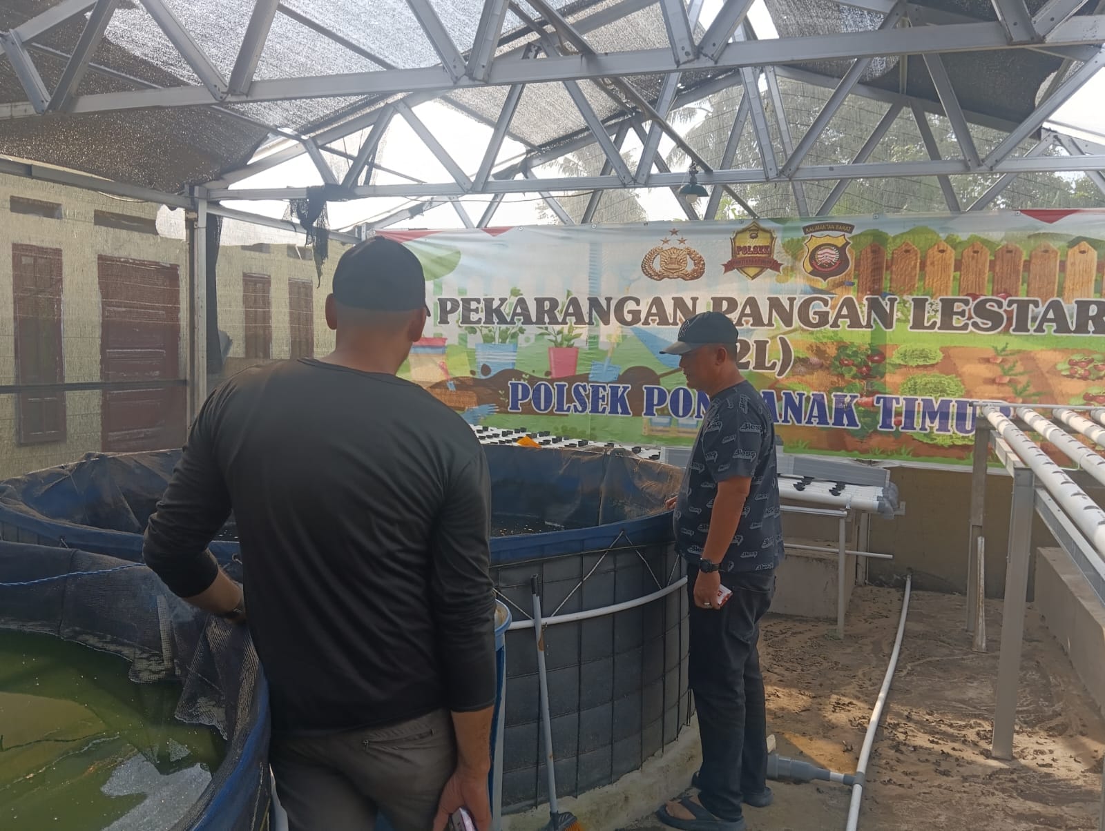 Kapolsek Pontianak Timur Lepaskan Bibit Ikan Gurame di Bioflok P2L Dukung Ketahanan Pangan