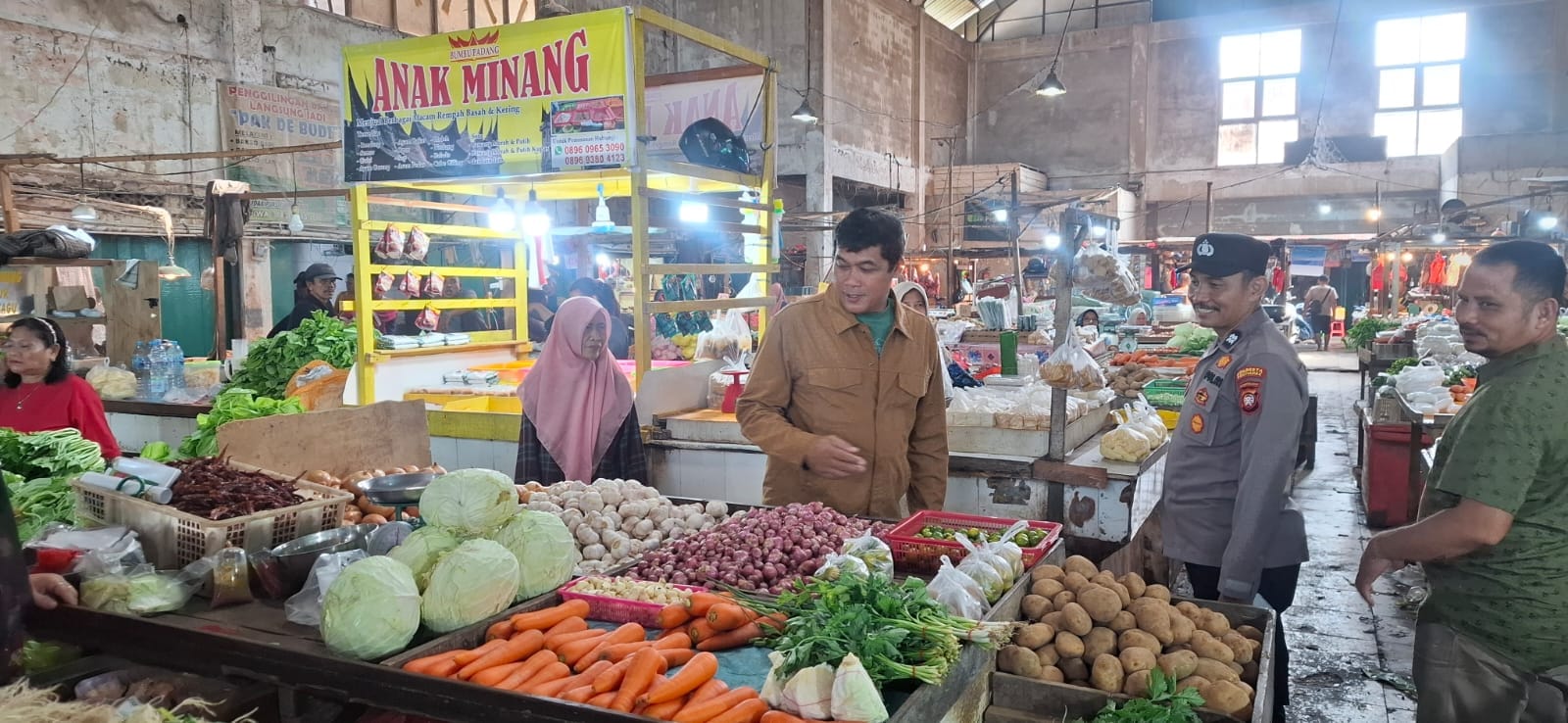 Polsek Pontianak Utara Gelar Patroli Dialogis di Pasar Puring Siantan, Cek Harga Kebutuhan Pokok
