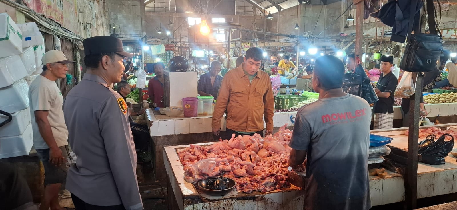Jaga Stabilitas Pangan, Personel Polsek Pontianak Utara Pantau Harga Sembako di Pasar Puring Siantan