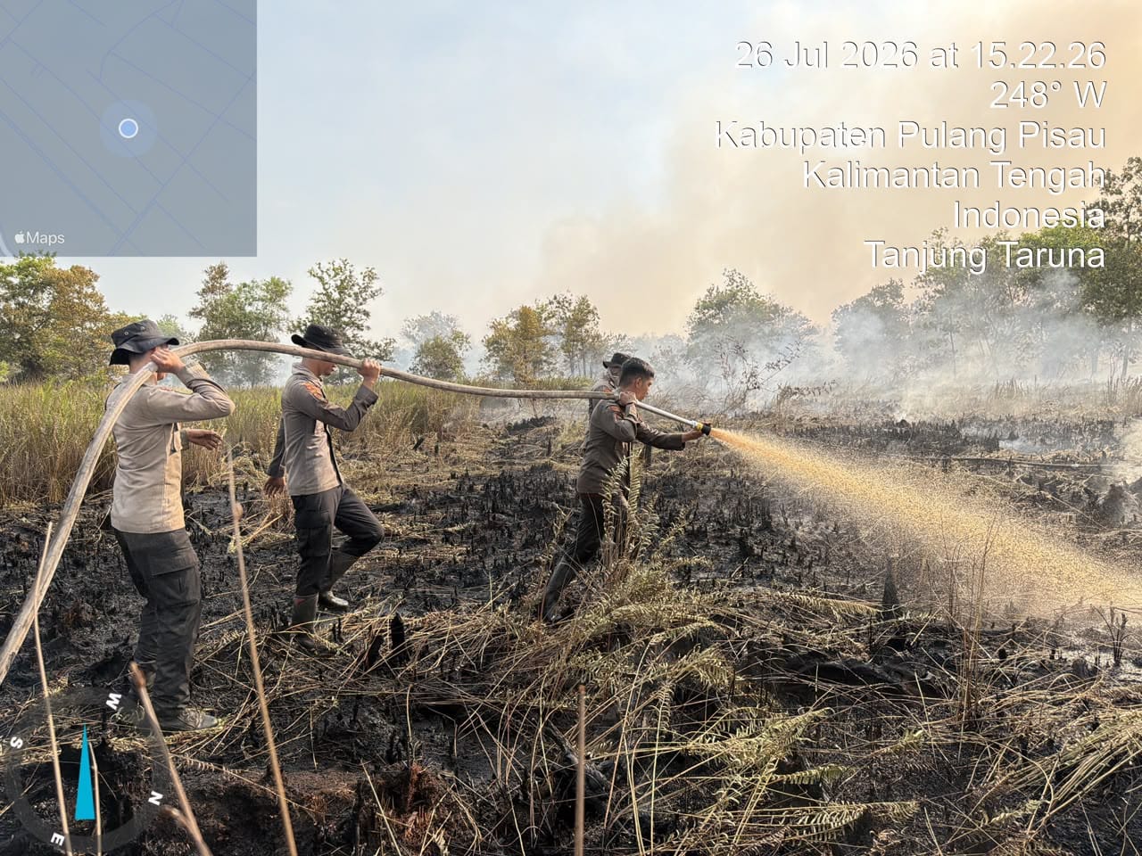 Antisipasi Titik Api Muncul Kembali, Personel Dirsamapta Laksanakan Pembasahan Lahan di Kalampangan
