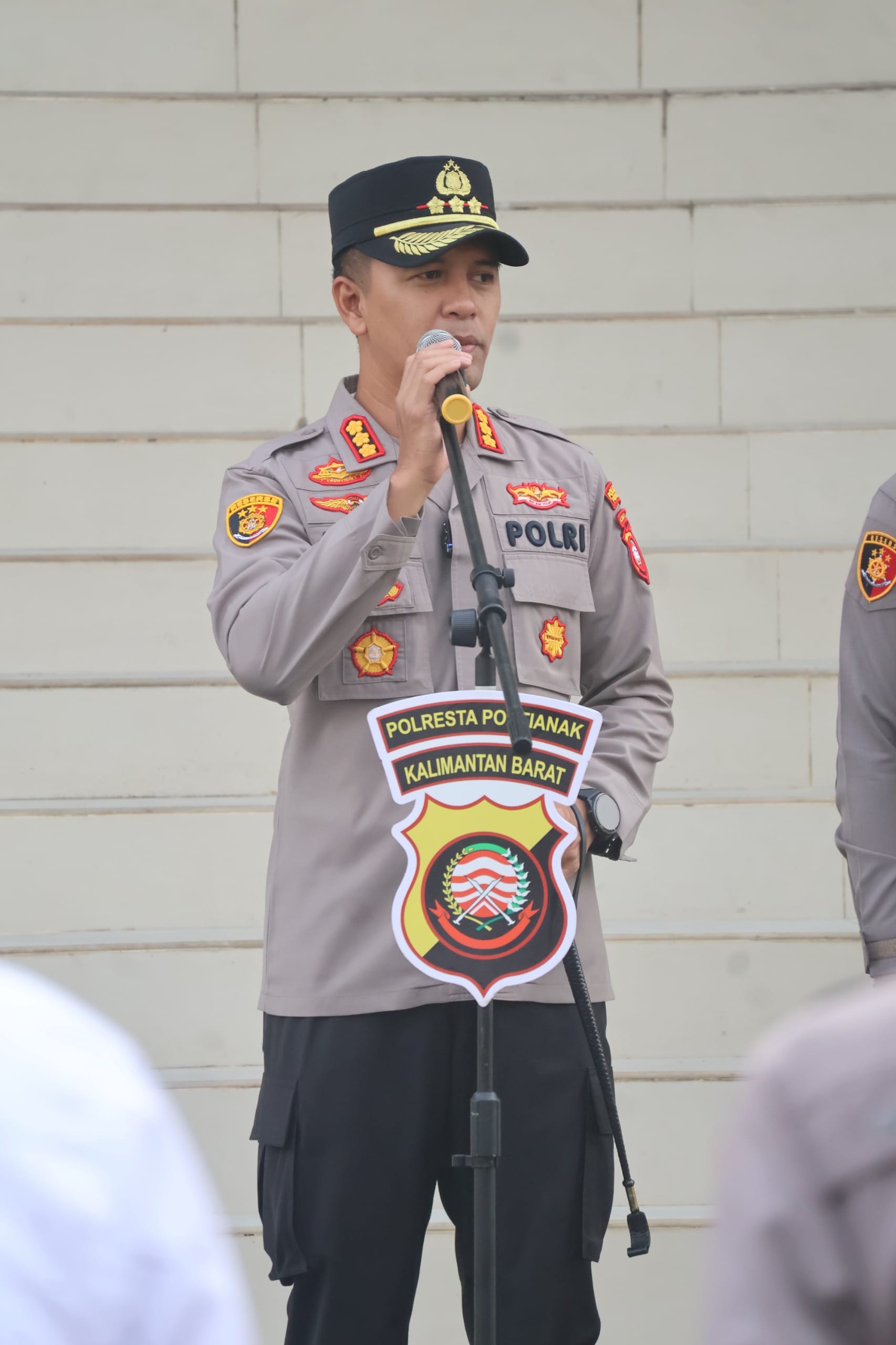 Apel Pagi Polresta Pontianak, Kapolresta Tekankan Kinerja Profesional dan Kepatuhan terhadap SOP