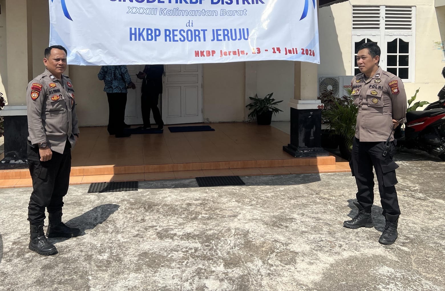 Jaga Kondusivitas, Personel Enggang Polsek Pontianak Barat Siaga Amankan Pelaksanaan Ibadah Minggu di Sejumlah Gereja