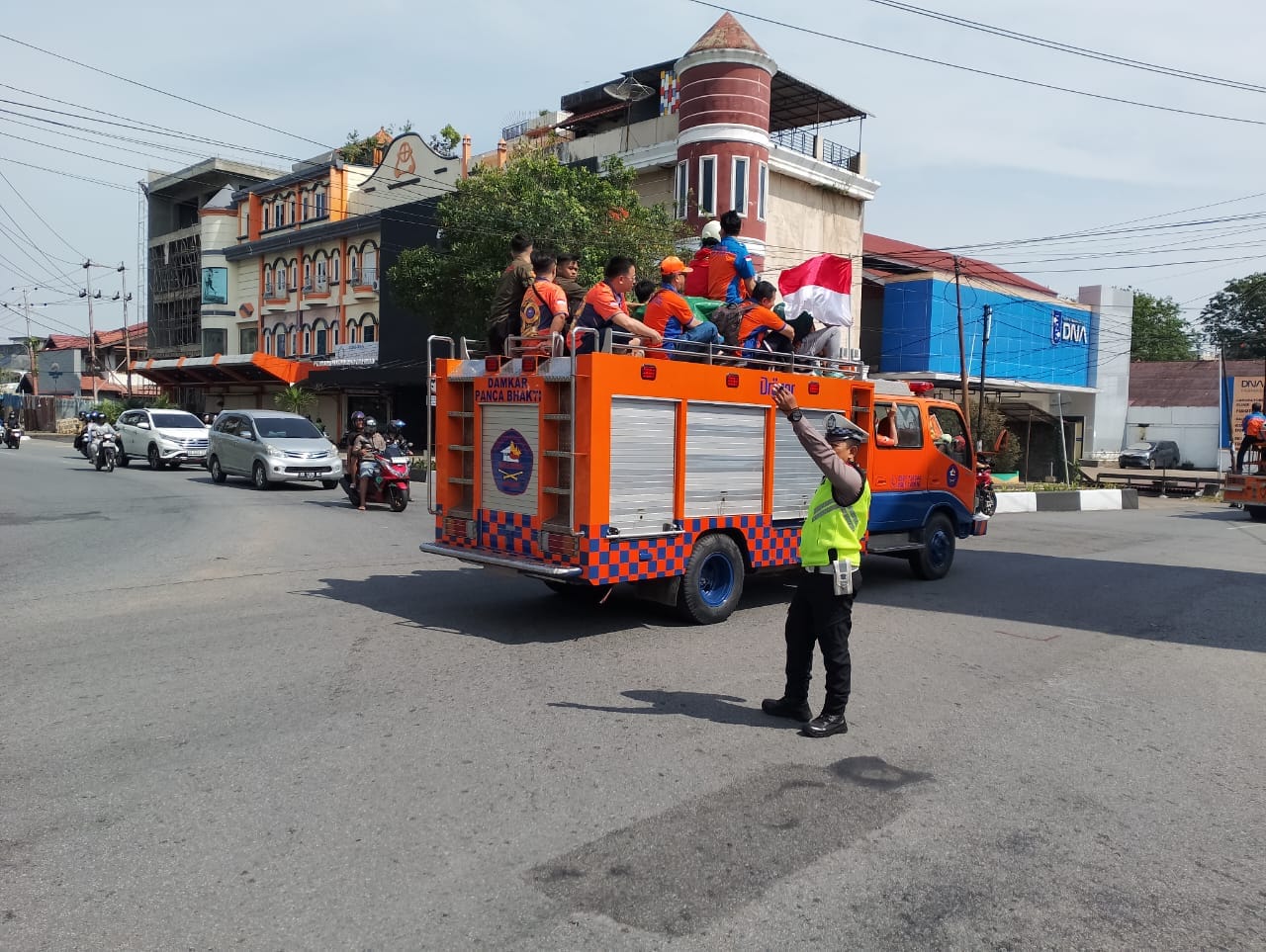 Unit Lantas Polsek Pontianak Kota Laksanakan Pengaturan Arus Lalu Lintas Pawai Damkar HUT ke-50 Damkar Panca Bhakti