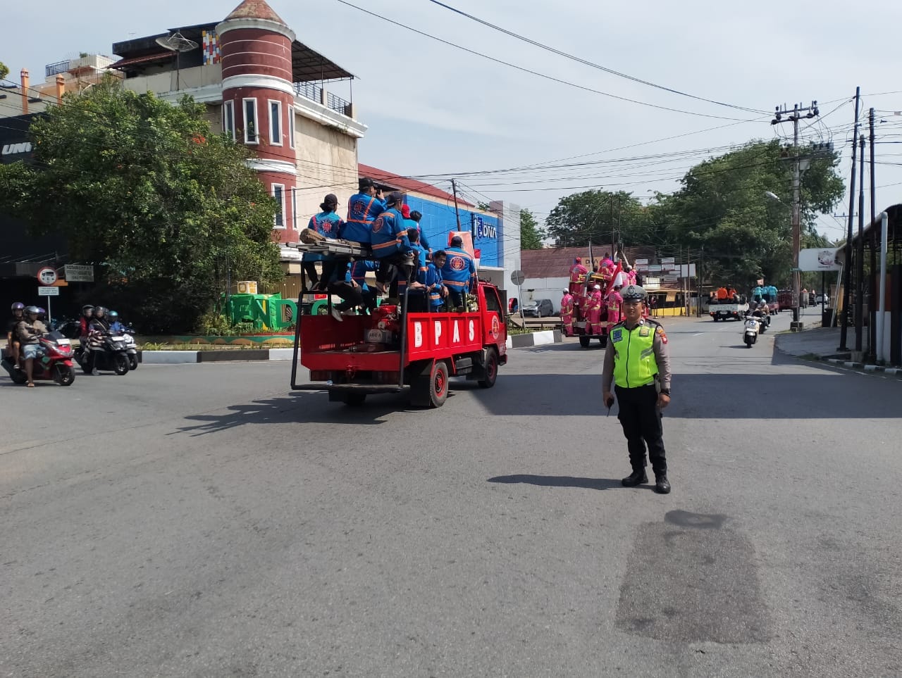 Pastikan Arus Lalu Lintas Lancar, Unit Lantas Polsek Pontianak Kota Amankan Pawai Damkar Panca Bhakti