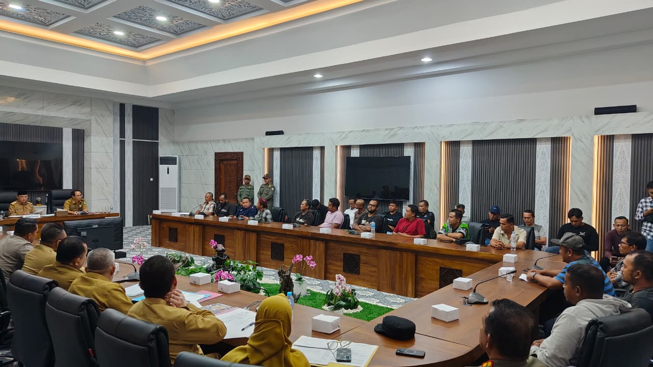 Pengamanan Humanis Polresta Pontianak Warnai Aksi Damai Persatuan Supir Kalbar di Kantor Gubernur