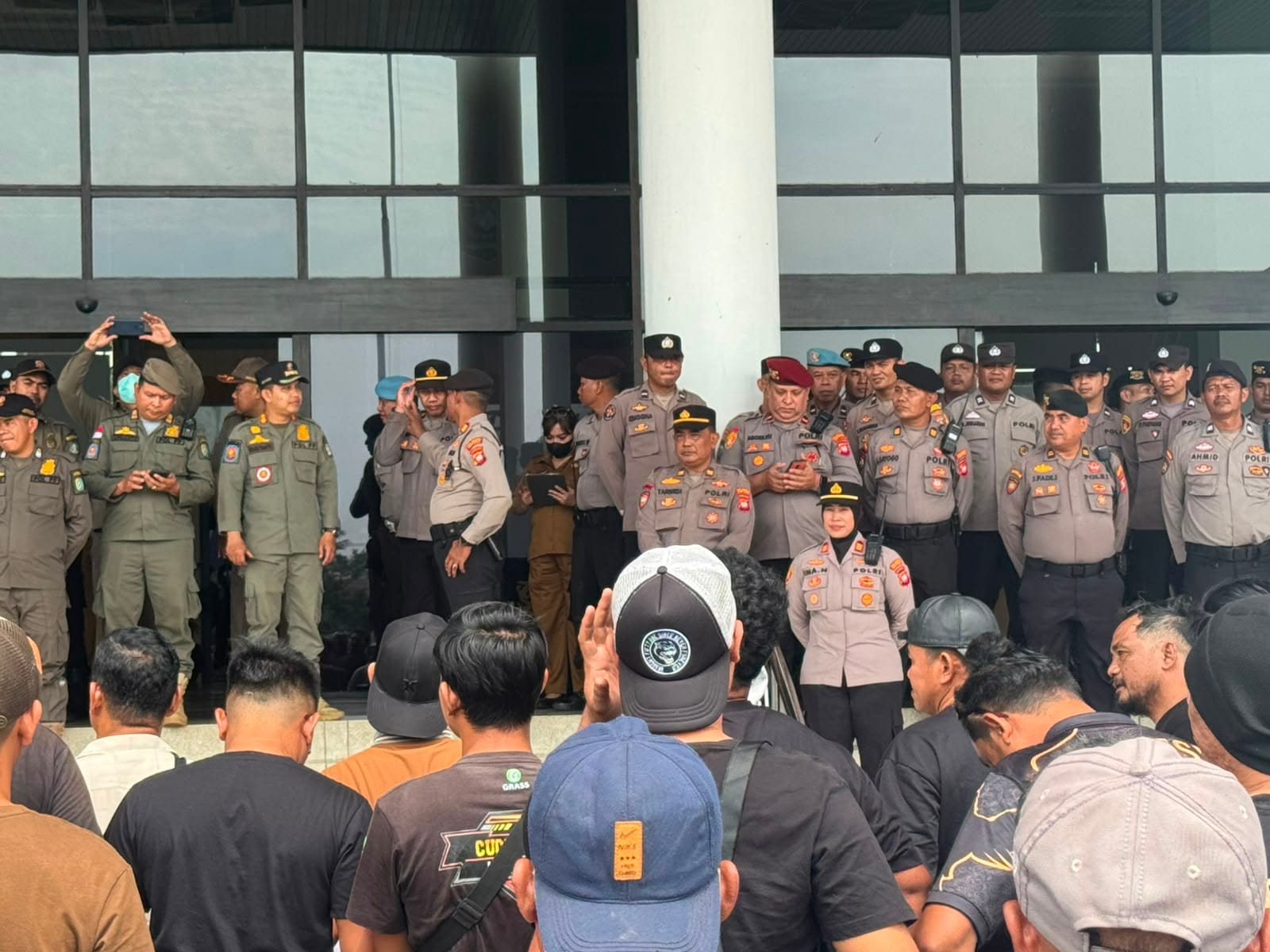 Aksi Damai Persatuan Supir Kalbar di Kantor Gubernur Berjalan Kondusif Berkat Pengamanan Polresta Pontianak
