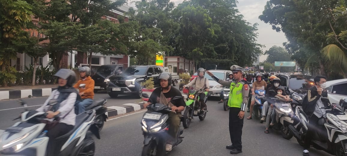 Polsek Pontianak Kota Laksanakan Pengamanan dan Pengaturan Arus Lalu Lintas di Delapan SPBU Antisipasi Panic Buying BBM