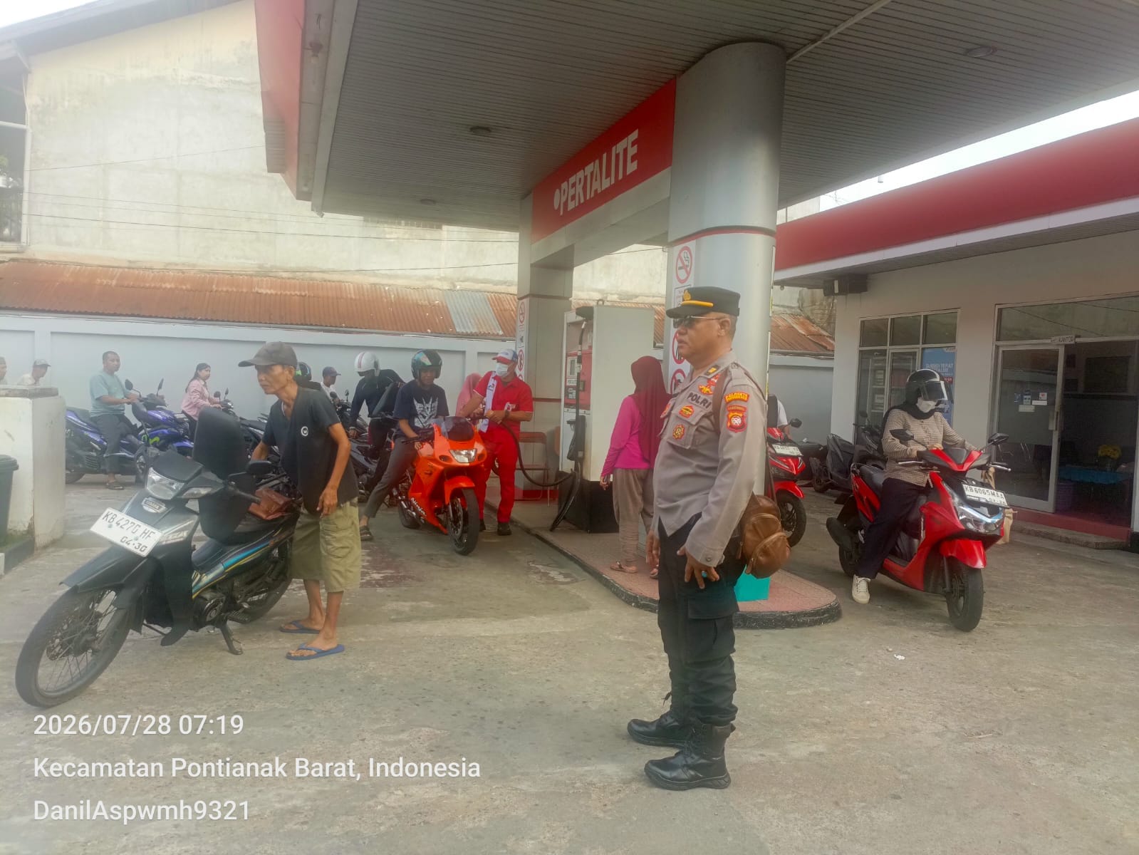Personel Polsek Pontianak Barat Laksanakan Pengamanan di Sejumlah SPBU, Antisipasi Panic Buying dan Kemacetan Lalu Lintas.