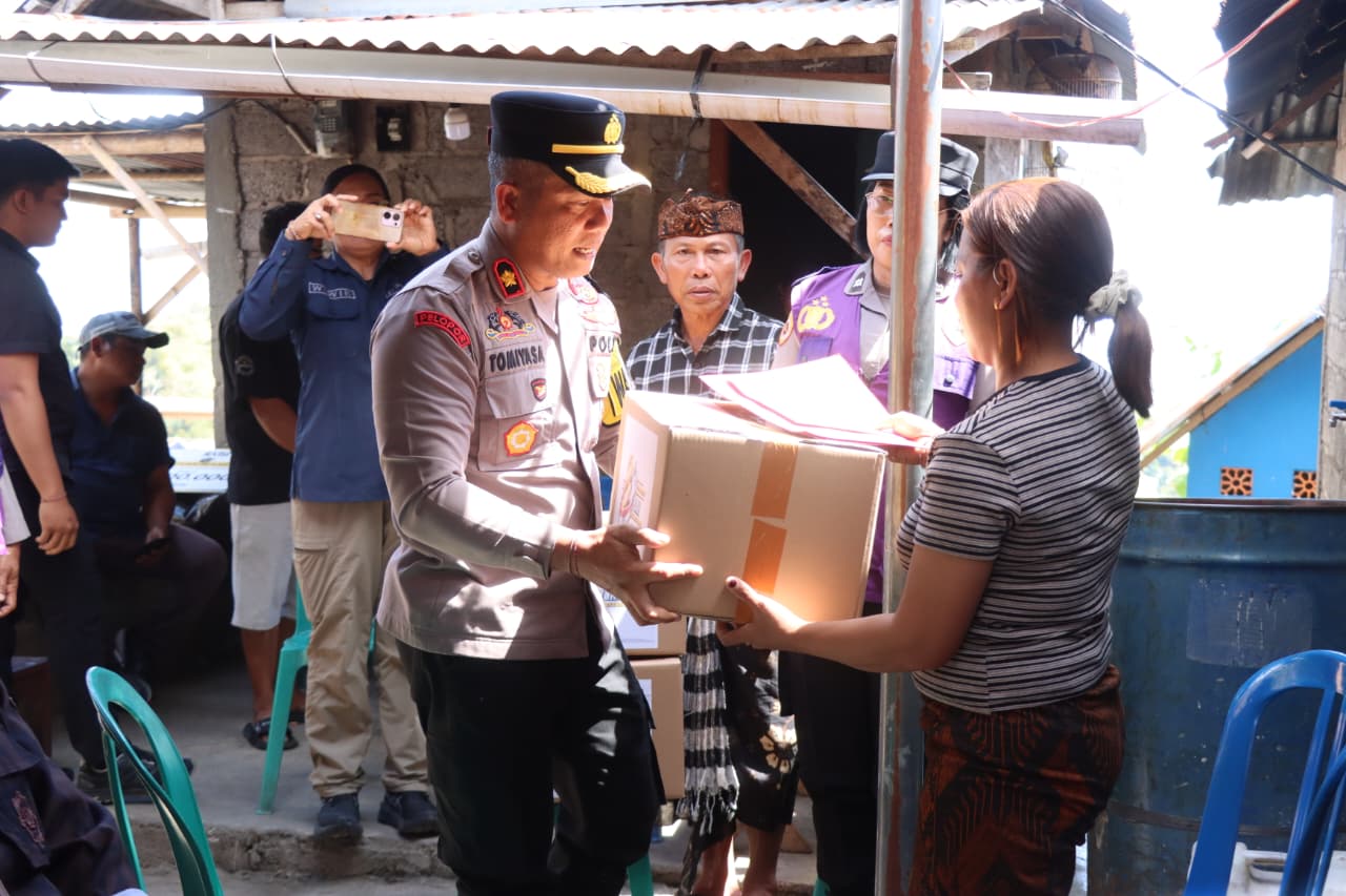 Polres Tabanan Hadir Menguatkan Keluarga Almarhum I Ketut Darmawan, Berikan Konseling dan Tali Asih Penuh Kepedulian