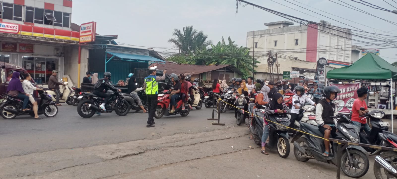 Pasokan BBM Mulai Normal, Polsek Pontianak Barat Pastikan Aktivitas SPBU Aman dan Lalu Lintas Tetap Lancar