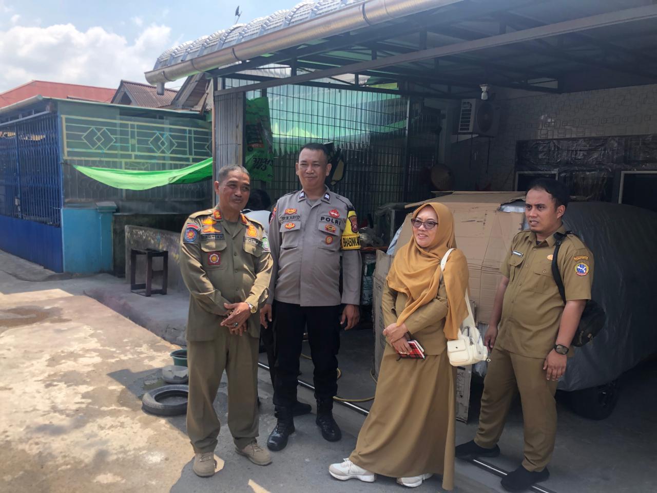 Bhabinkamtibmas Dalam Bugis Dampingi DLH Tindak Lanjuti Pengaduan Warga Terkait Usaha Pengecatan Motor