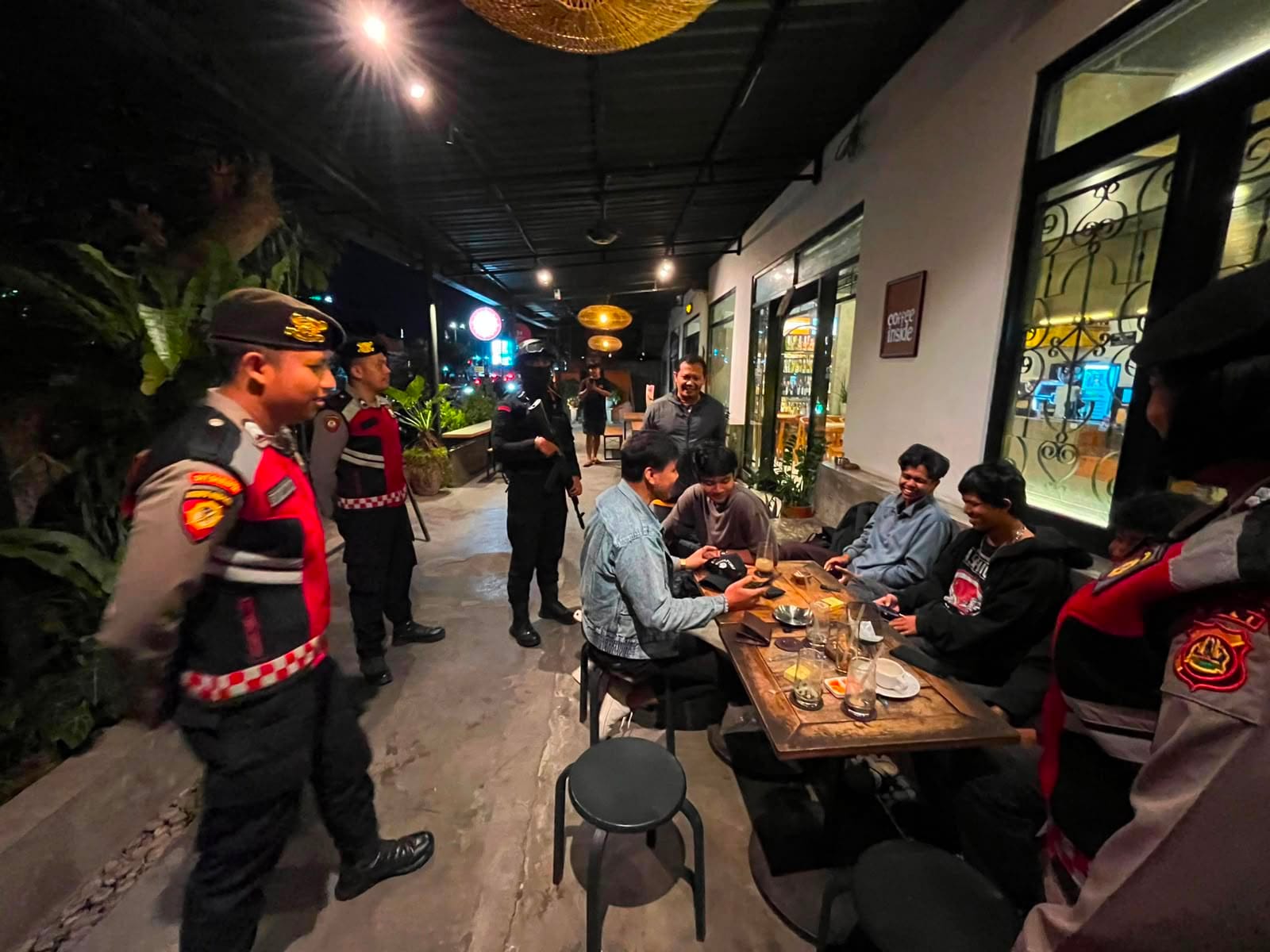Cegah Peredaran Minuman Ilegal, Satgas 2 Preventif Gelar Patroli Malam di One Place Eatery Cafe