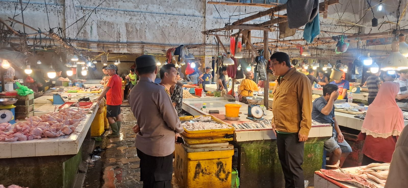 Monitoring Harga Sembako Patroli Polsek Pontianak Utara Sambangi Pedagang Pasar Puring