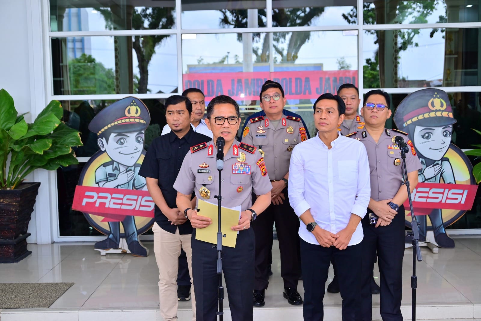 Kapolda Jambi Pimpin Konferensi Pers Dugaan TPPO dan Serahkan Kembali Bayi 8 Bulan kepada Ibu Kandung
