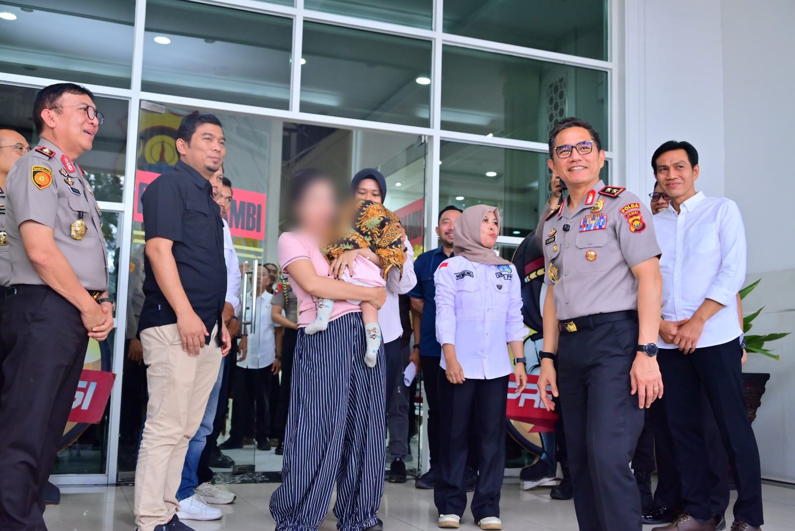Polda Jambi Tangani Dugaan TPPO, Kapolda Pimpin Konferensi Pers dan Kembalikan Bayi kepada Ibu Kandung