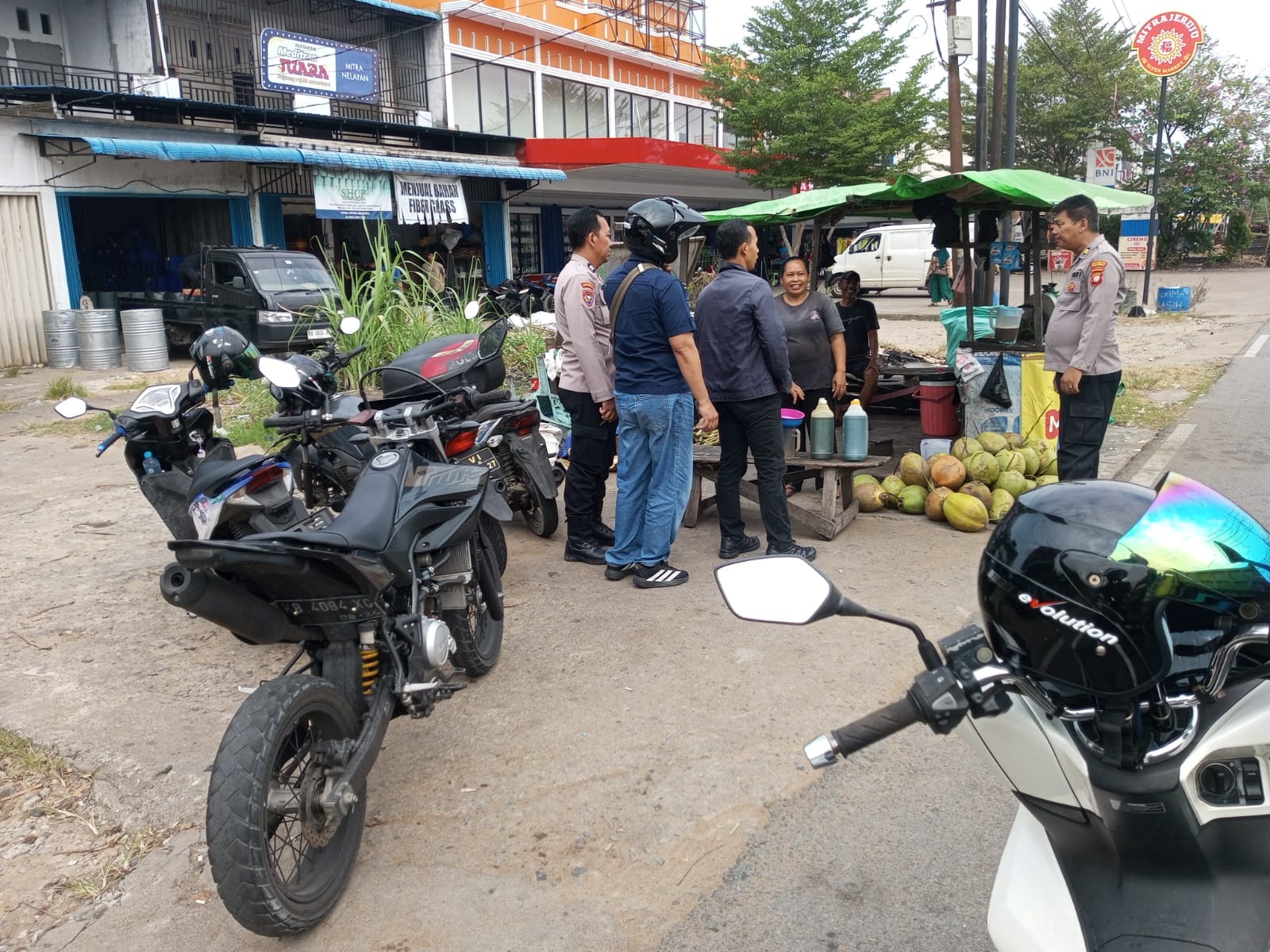 Polsek Pontianak Barat Lakukan Pengecekan Penjual BBM Eceran, Antisipasi Penimbunan dan Kenaikan Harga yang Tidak Wajar.