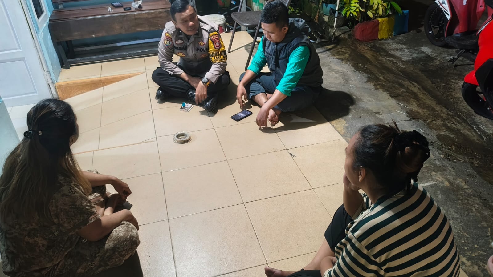 Sambangi Warga, Bhabinkamtibmas Parit Mayor Dalami Dugaan Kasus Pencurian Kayu Belian