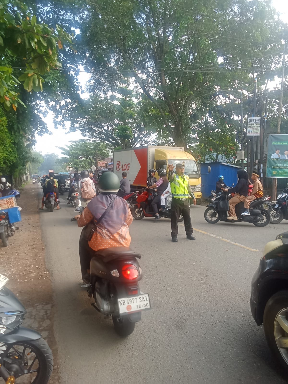 Demi Keselamatan Siswa, Unit Lantas Polsek Pontianak Utara Gelar Pengaturan Lalu Lintas di Depan Sekolah