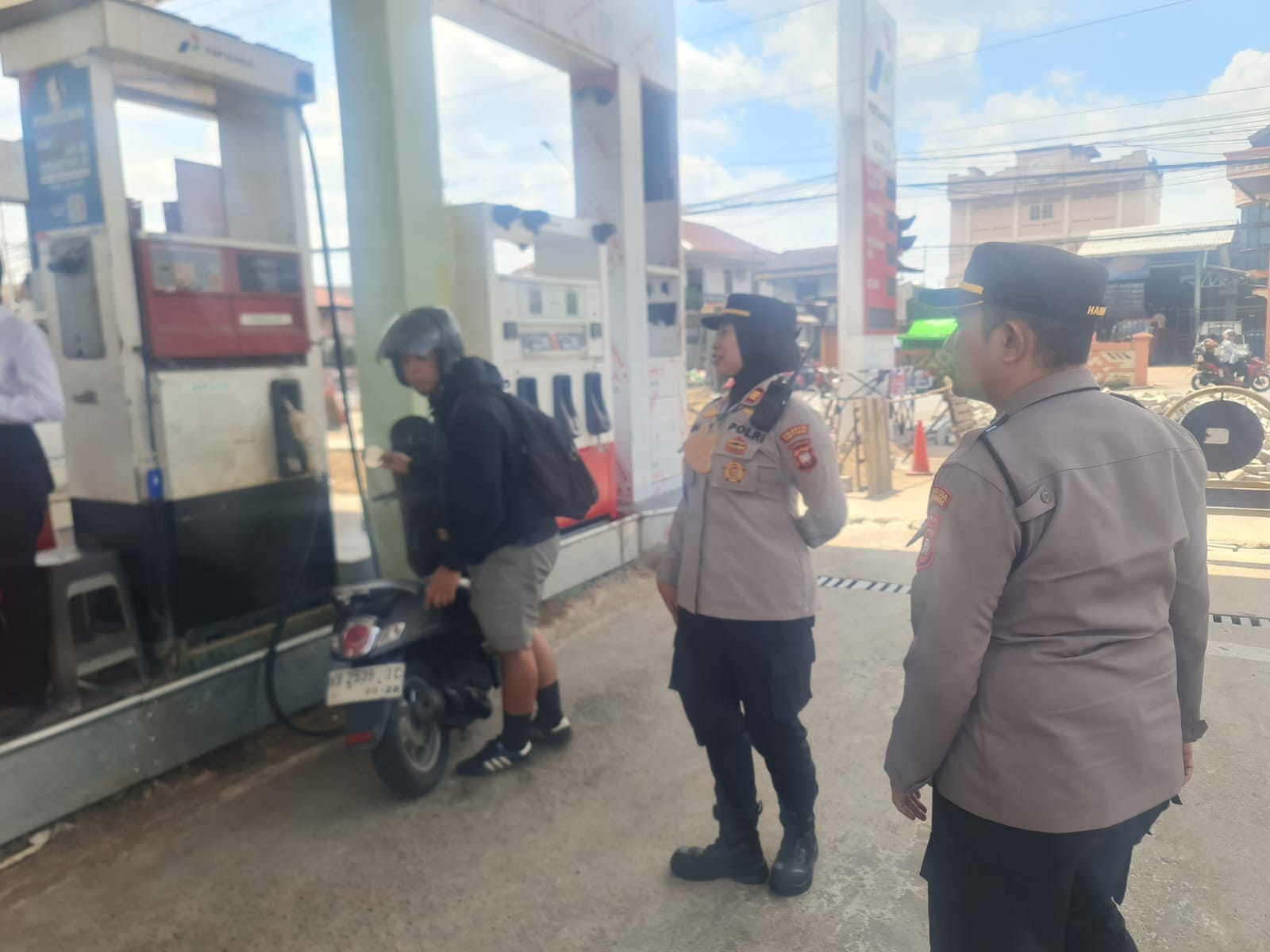 Jaga Stabilitas Pasokan BBM, Kapolsek Pontianak Selatan Lakukan Monitoring di SPBU Wilayah Hukumnya