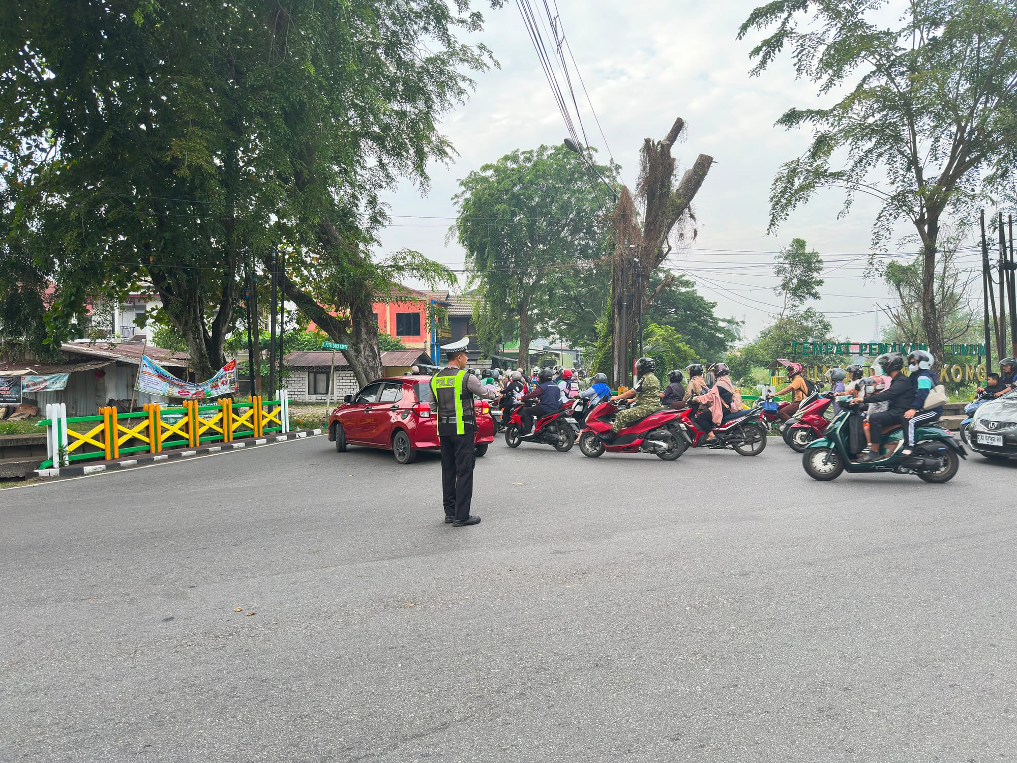 Wujudkan Kelancaran Arus Kendaraan, Polsek Pontianak Kota Rutin Laksanakan Pengaturan Lalu Lintas di Simpang Ali Anyang