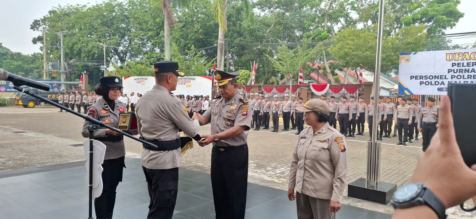 Polresta Pontianak Gelar Apel Purna Bhakti, Kapolresta Sampaikan Penghargaan atas Loyalitas Personel