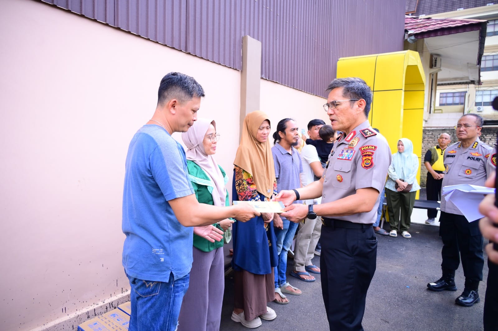 Wujud Empati kepada Korban Kebakaran Aspol, Kapolda Jambi Berikan Bantuan Tali Asih