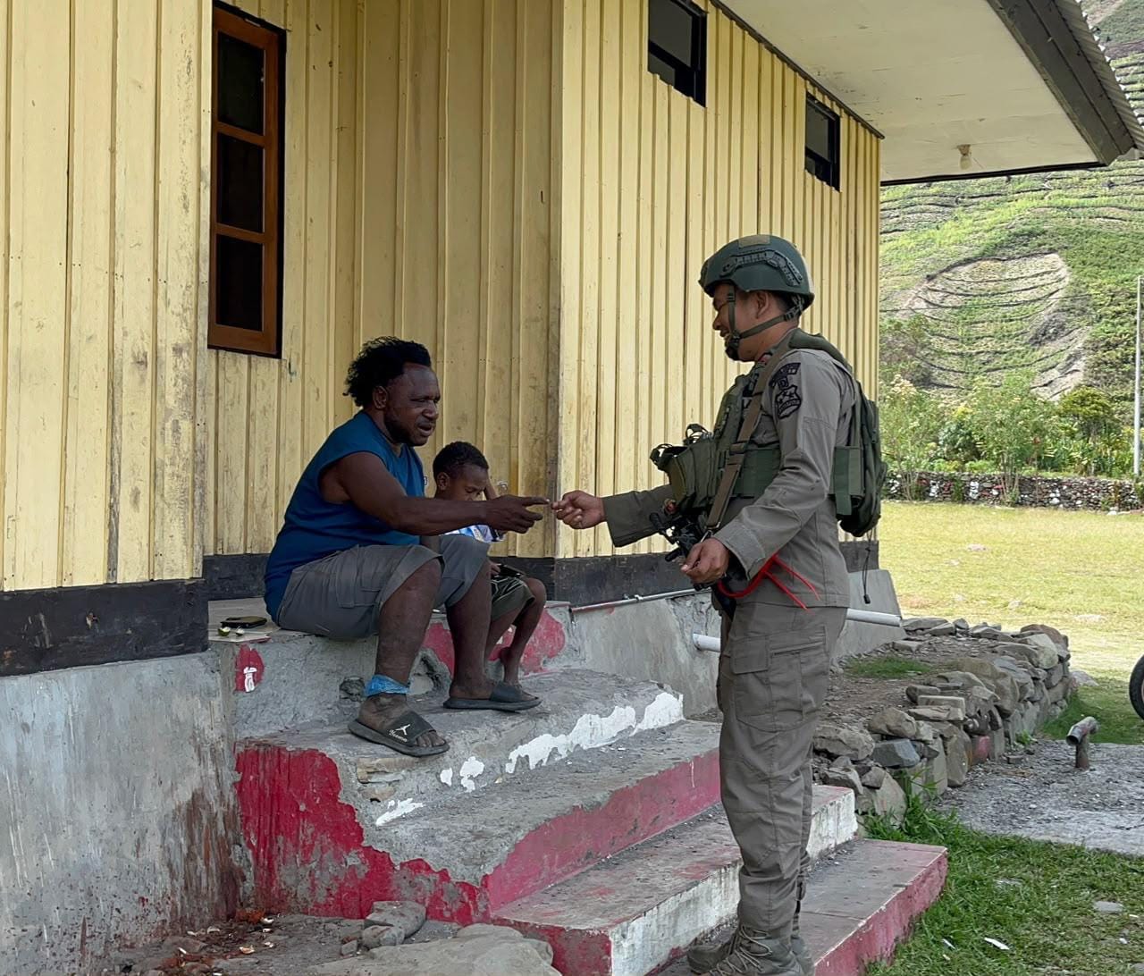 Satgas Damai Cartenz Gelar Patroli Humanis di Muara Puncak Jaya, Hadir Menyapa dan Berbagi Bersama Warga