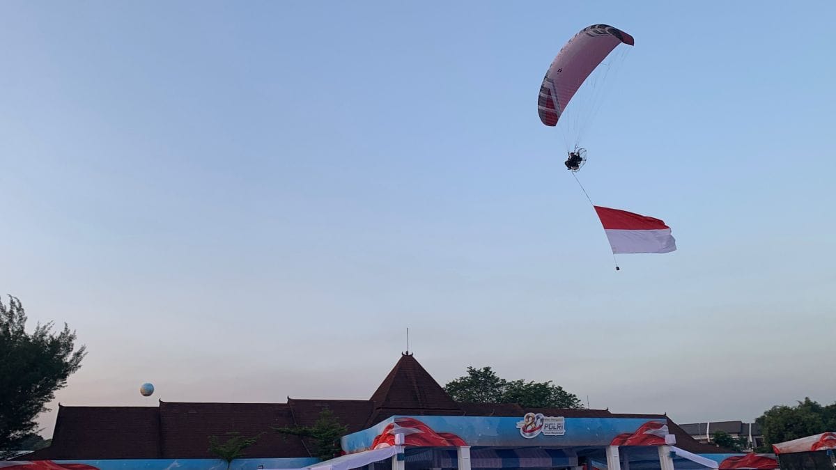 Kibarkan Merah Putih dari Udara, Atraksi Paramotor Semarakkan Puncak Hari Bhayangkara ke-80