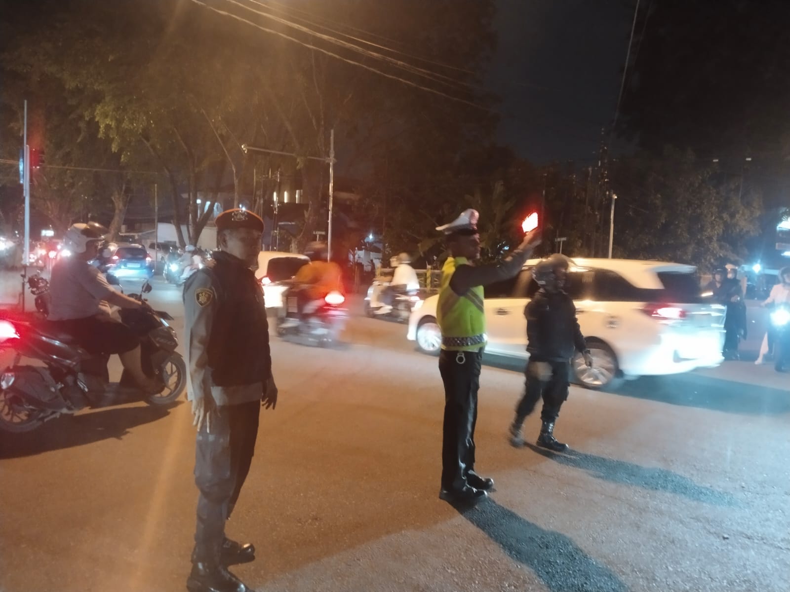 Polsek Pontianak Kota Laksanakan Pengamanan Kebakaran di Toko Bangunan YD Mandiri Pontianak.