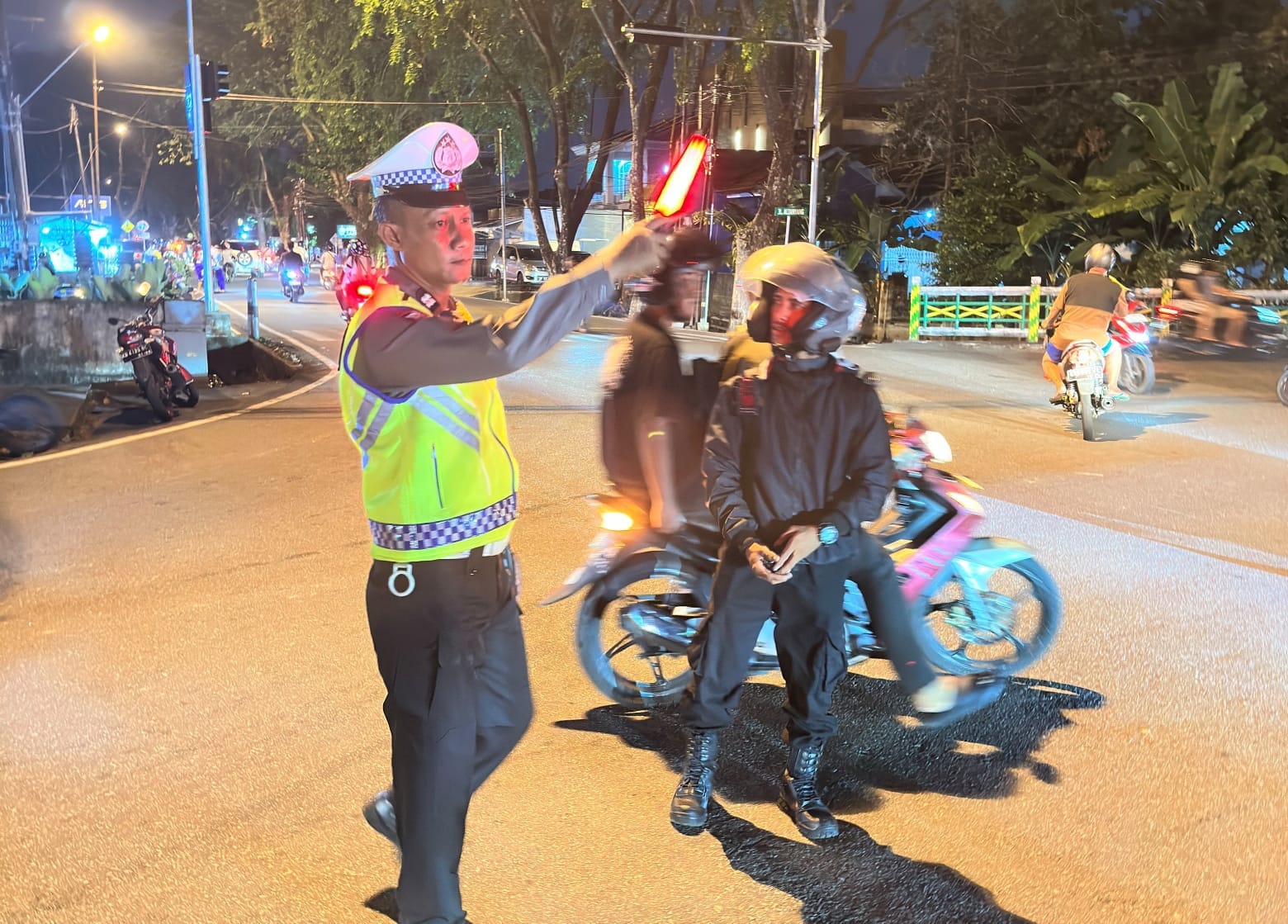 Respons Cepat Polsek Pontianak Kota Amankan Lokasi Kebakaran Toko Bangunan YD Mandiri
