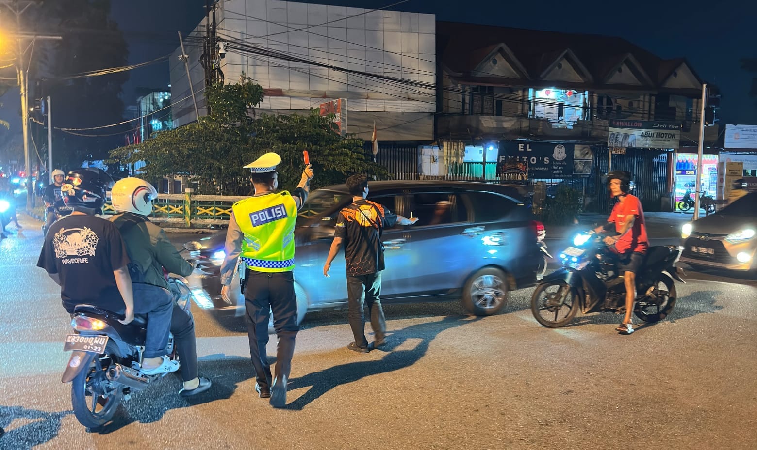 Pastikan Situasi Kondusif, Polsek Pontianak Kota Lakukan Pengamanan di Lokasi Kebakaran Toko Bangunan